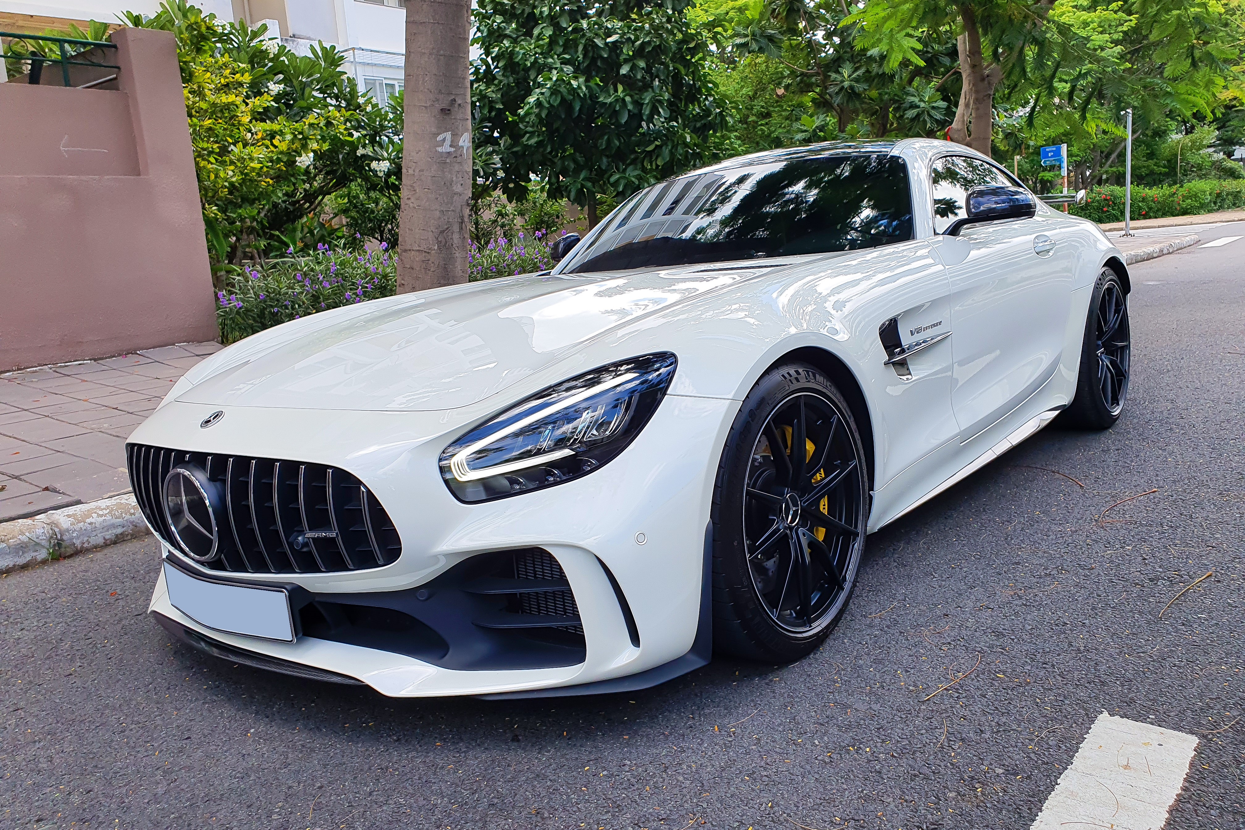 Ngam chiec Mercedes-AMG GT R mau trang doc nhat Viet Nam hinh anh