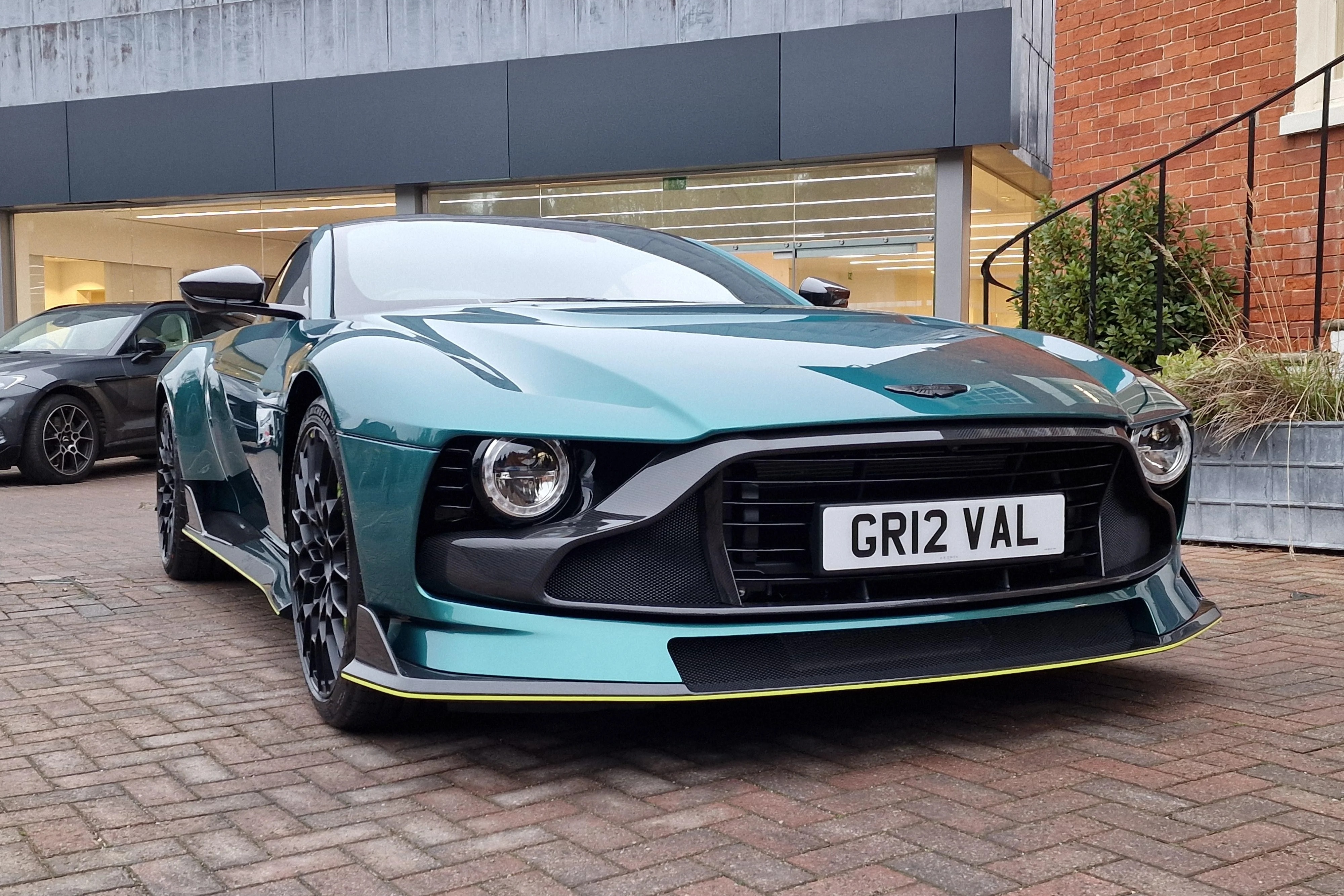 aston,  martin,  aston martin,  valour,  aston martin valour,  Gordon Ramsay,  siêu xe,  dbr22 ảnh 1 aston,  martin,  aston martin,  valour,  aston martin valour,  Gordon Ramsay,  sieu xe,  dbr22 anh 1