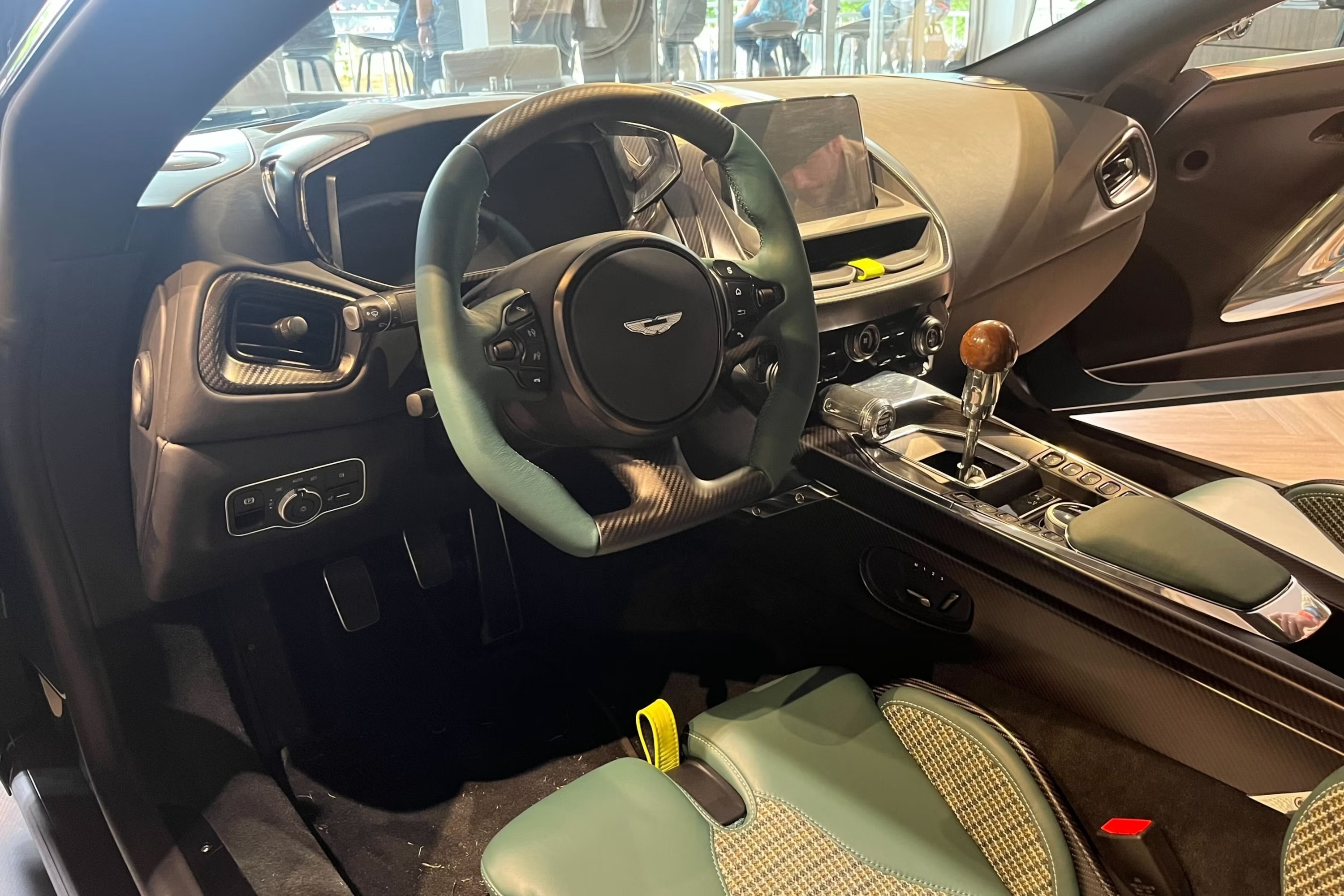 aston,  martin,  aston martin,  valour,  aston martin valour,  Gordon Ramsay,  siêu xe,  dbr22 ảnh 11 aston,  martin,  aston martin,  valour,  aston martin valour,  Gordon Ramsay,  sieu xe,  dbr22 anh 11