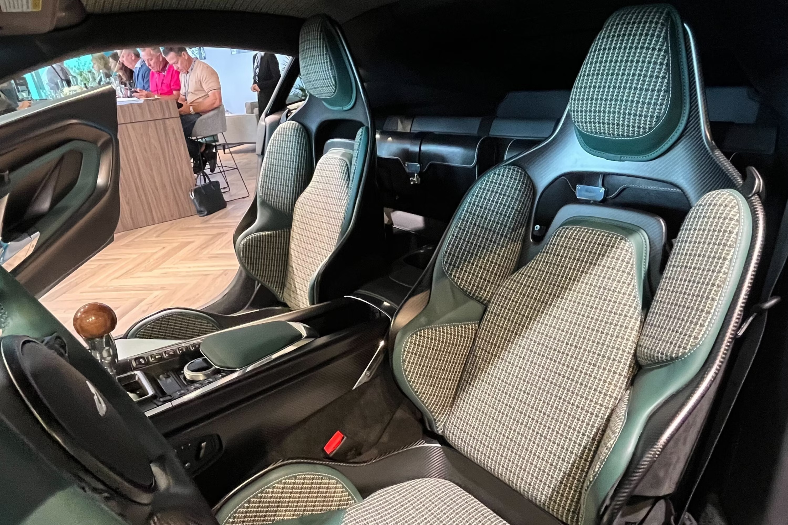 aston,  martin,  aston martin,  valour,  aston martin valour,  Gordon Ramsay,  siêu xe,  dbr22 ảnh 12 aston,  martin,  aston martin,  valour,  aston martin valour,  Gordon Ramsay,  sieu xe,  dbr22 anh 12