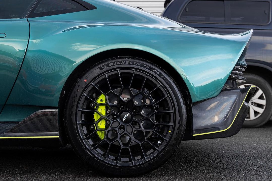 aston,  martin,  aston martin,  valour,  aston martin valour,  Gordon Ramsay,  siêu xe,  dbr22 ảnh 10 aston,  martin,  aston martin,  valour,  aston martin valour,  Gordon Ramsay,  sieu xe,  dbr22 anh 10