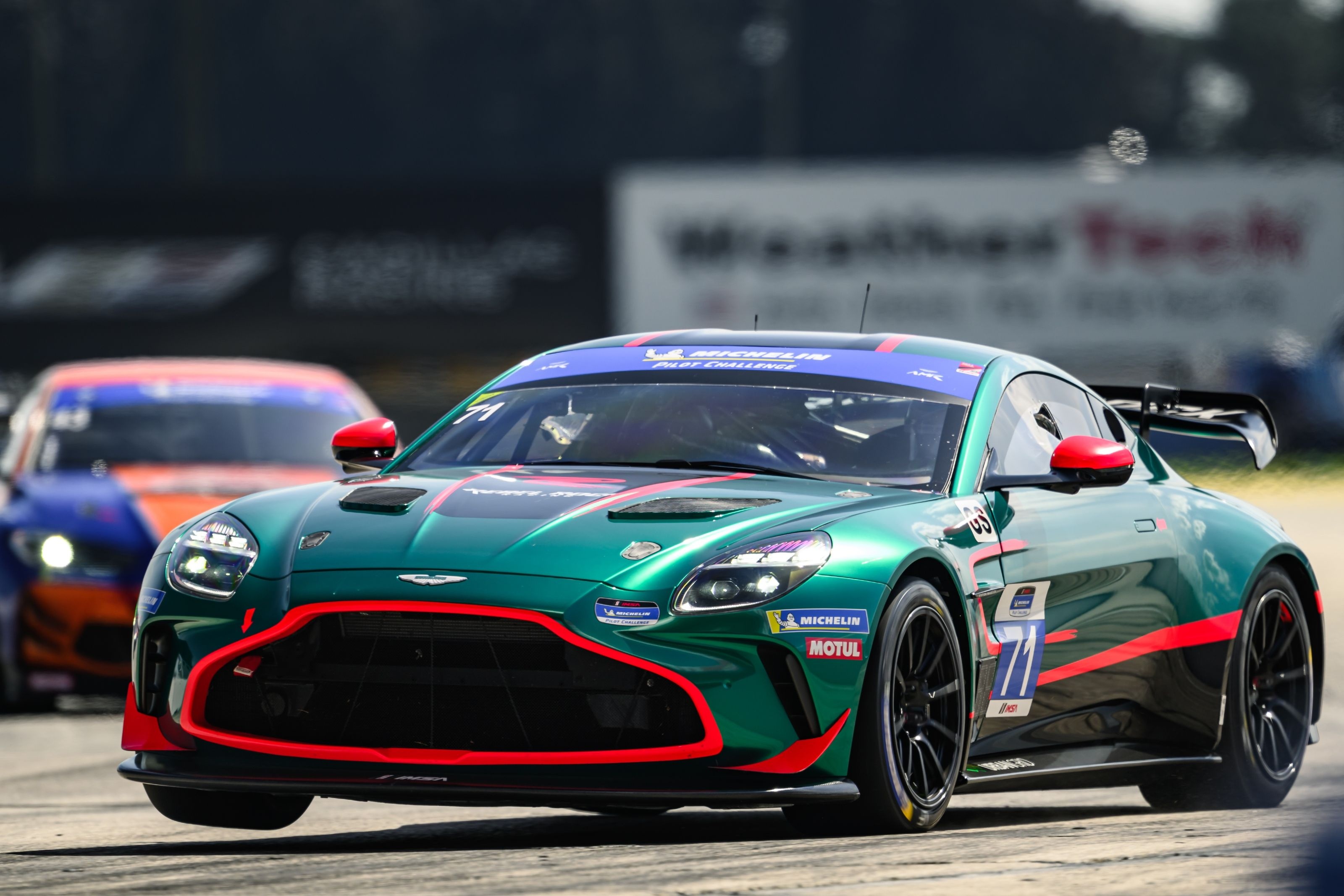 Aston Martin Vantage GT4 - xe dua nhung yeu hon ban duong pho hinh anh