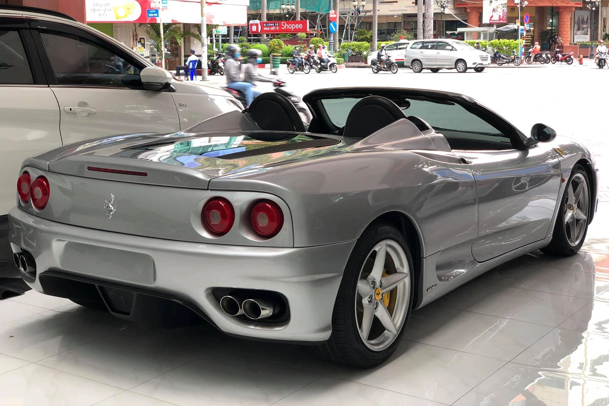 cường đô la,  nguyễn quốc cường,  siêu xe,  lamborghini,  ferrari,  mclaren,  porsche,  audi,  bmw,  mercedes,  maybach,  honda,  civic type r,  land rover,  bentley,  morgan ảnh 14 cuong do la,  nguyen quoc cuong,  sieu xe,  lamborghini,  ferrari,  mclaren,  porsche,  audi,  bmw,  mercedes,  maybach,  honda,  civic type r,  land rover,  bentley,  morgan anh 14