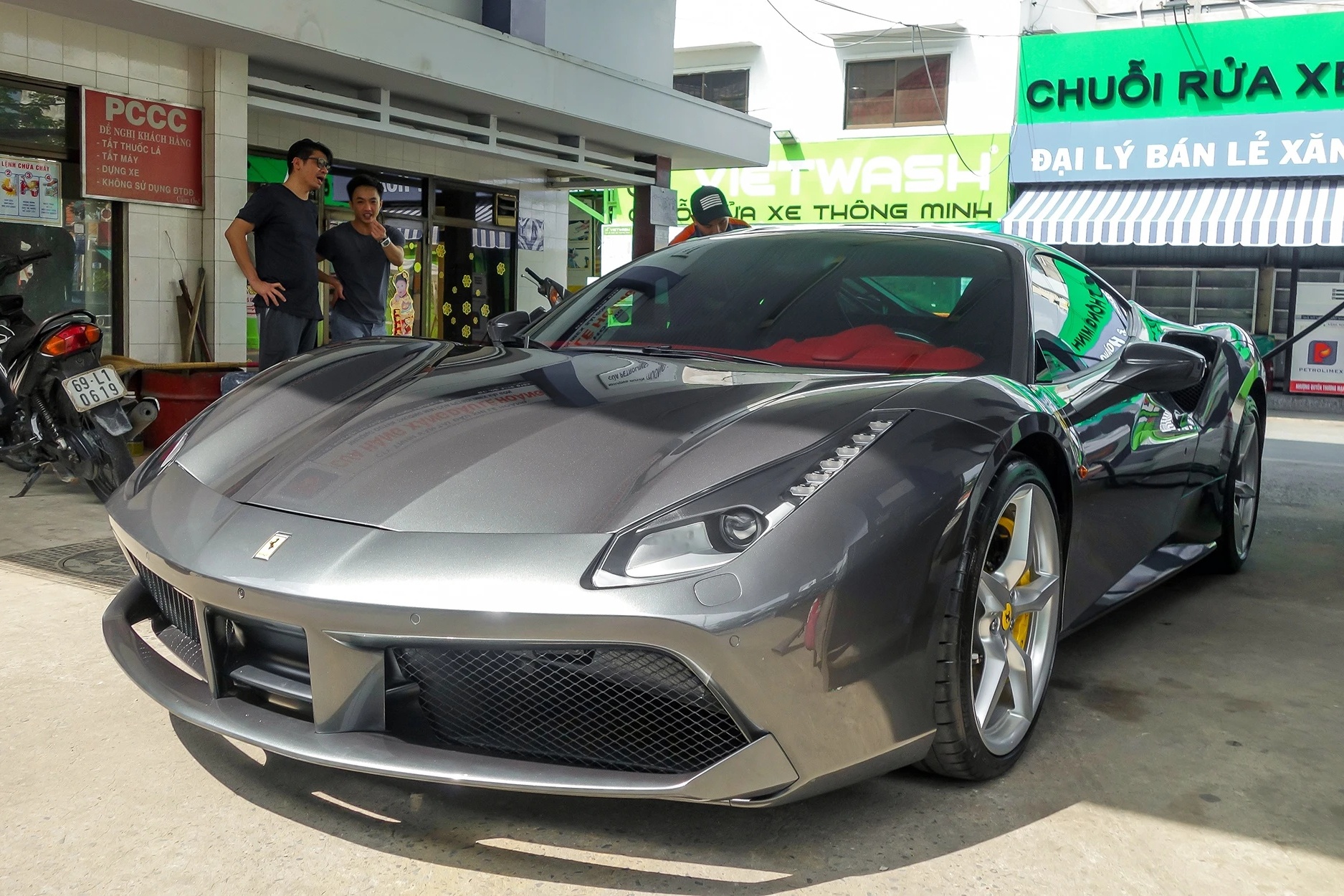 cường đô la,  nguyễn quốc cường,  siêu xe,  lamborghini,  ferrari,  mclaren,  porsche,  audi,  bmw,  mercedes,  maybach,  honda,  civic type r,  land rover,  bentley,  morgan ảnh 37 cuong do la,  nguyen quoc cuong,  sieu xe,  lamborghini,  ferrari,  mclaren,  porsche,  audi,  bmw,  mercedes,  maybach,  honda,  civic type r,  land rover,  bentley,  morgan anh 37