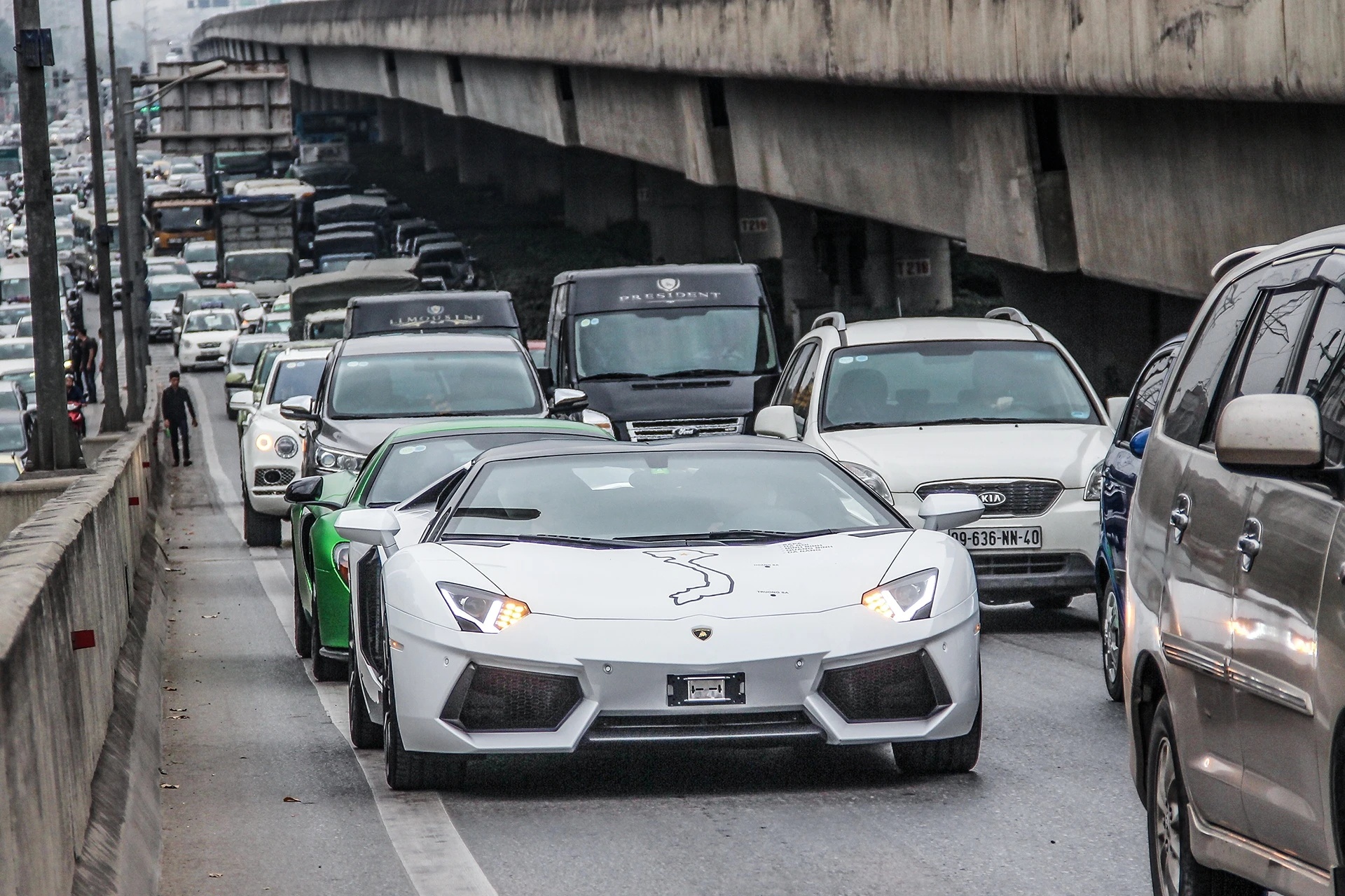 cường đô la,  nguyễn quốc cường,  siêu xe,  lamborghini,  ferrari,  mclaren,  porsche,  audi,  bmw,  mercedes,  maybach,  honda,  civic type r,  land rover,  bentley,  morgan ảnh 50 cuong do la,  nguyen quoc cuong,  sieu xe,  lamborghini,  ferrari,  mclaren,  porsche,  audi,  bmw,  mercedes,  maybach,  honda,  civic type r,  land rover,  bentley,  morgan anh 50