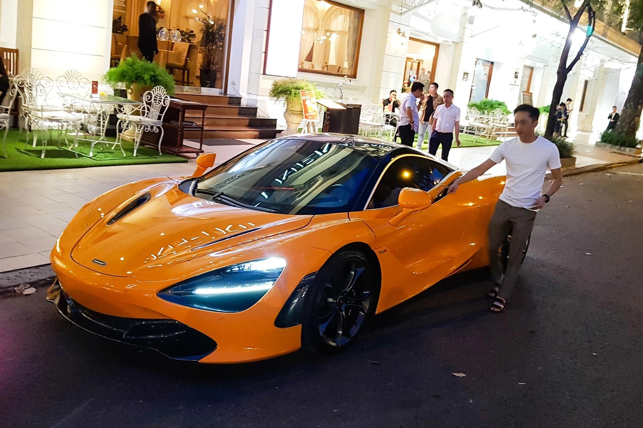cường đô la,  nguyễn quốc cường,  siêu xe,  lamborghini,  ferrari,  mclaren,  porsche,  audi,  bmw,  mercedes,  maybach,  honda,  civic type r,  land rover,  bentley,  morgan ảnh 51 cuong do la,  nguyen quoc cuong,  sieu xe,  lamborghini,  ferrari,  mclaren,  porsche,  audi,  bmw,  mercedes,  maybach,  honda,  civic type r,  land rover,  bentley,  morgan anh 51