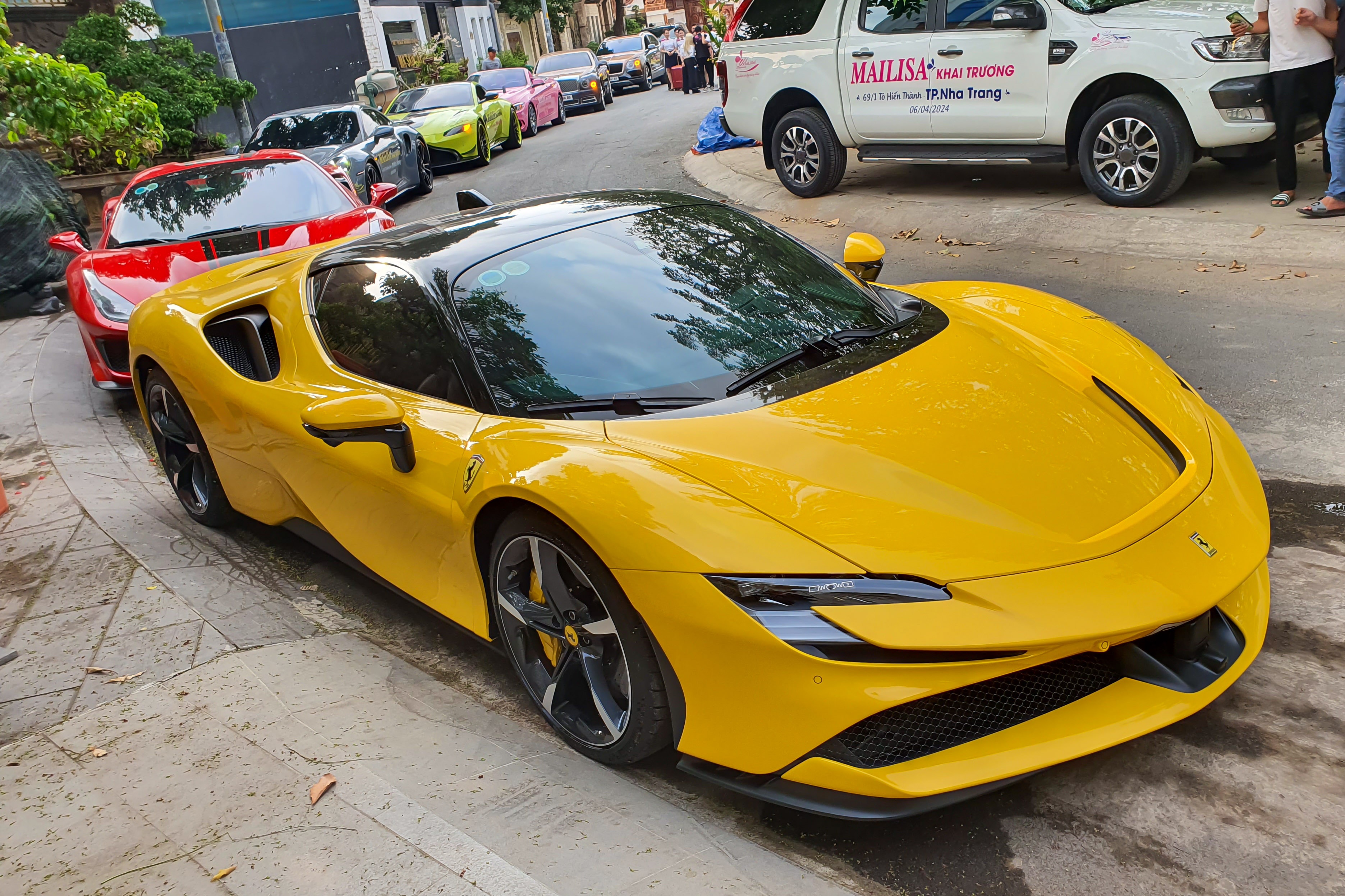 Can canh Ferrari SF90 Stradale mau vang doc nhat Viet Nam hinh anh