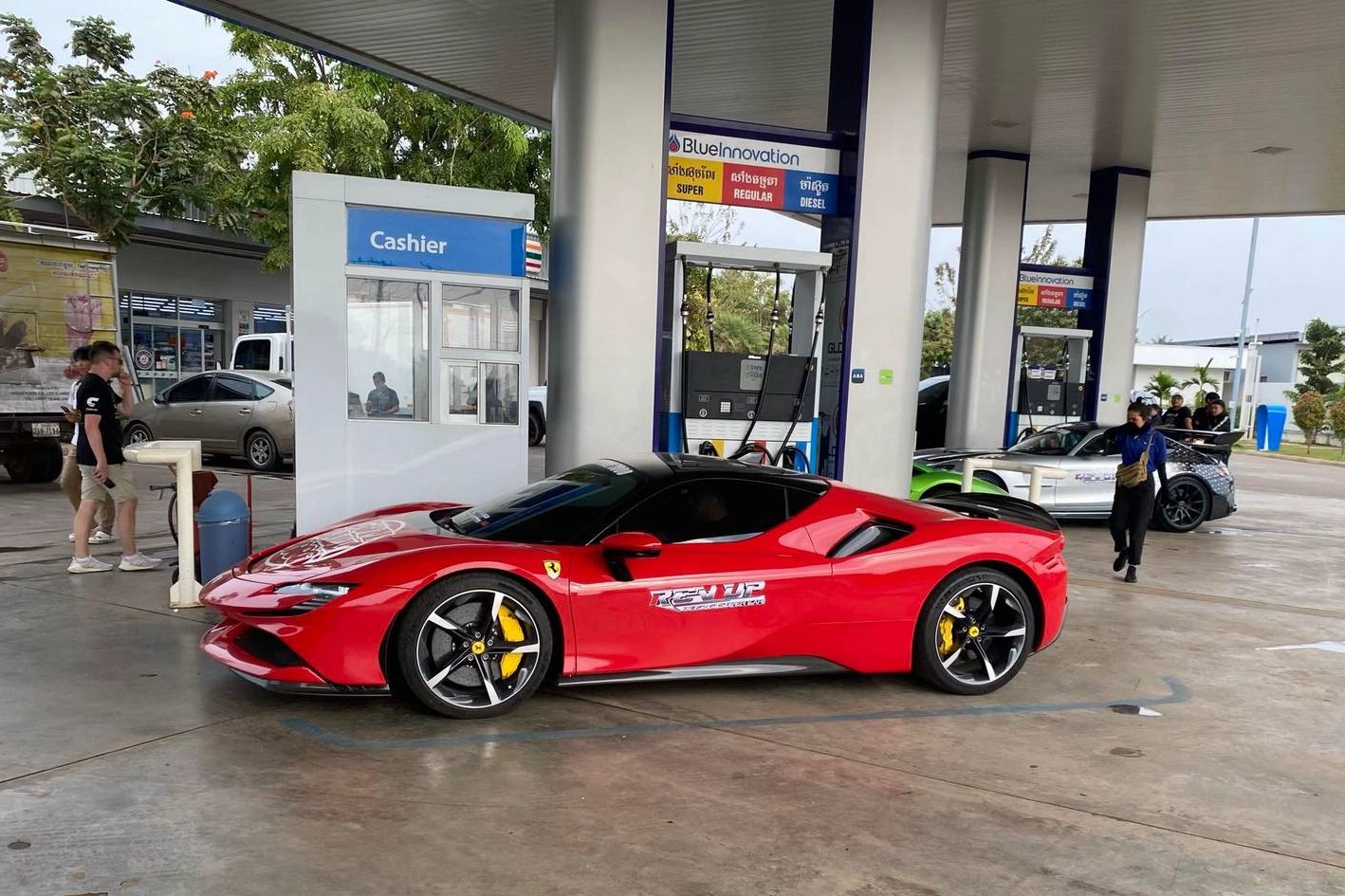 gumball 3000,  cuong do la,  nguyen quoc cuong,  dang le nguyen vu,  sieu xe,  campuchia,  bugatti,  mclaren,  lamborghini,  ferrari anh 4