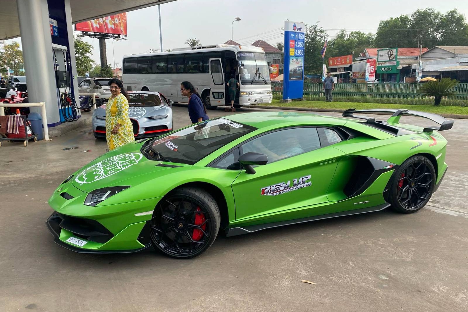 gumball 3000,  cuong do la,  nguyen quoc cuong,  dang le nguyen vu,  sieu xe,  campuchia,  bugatti,  mclaren,  lamborghini,  ferrari anh 3