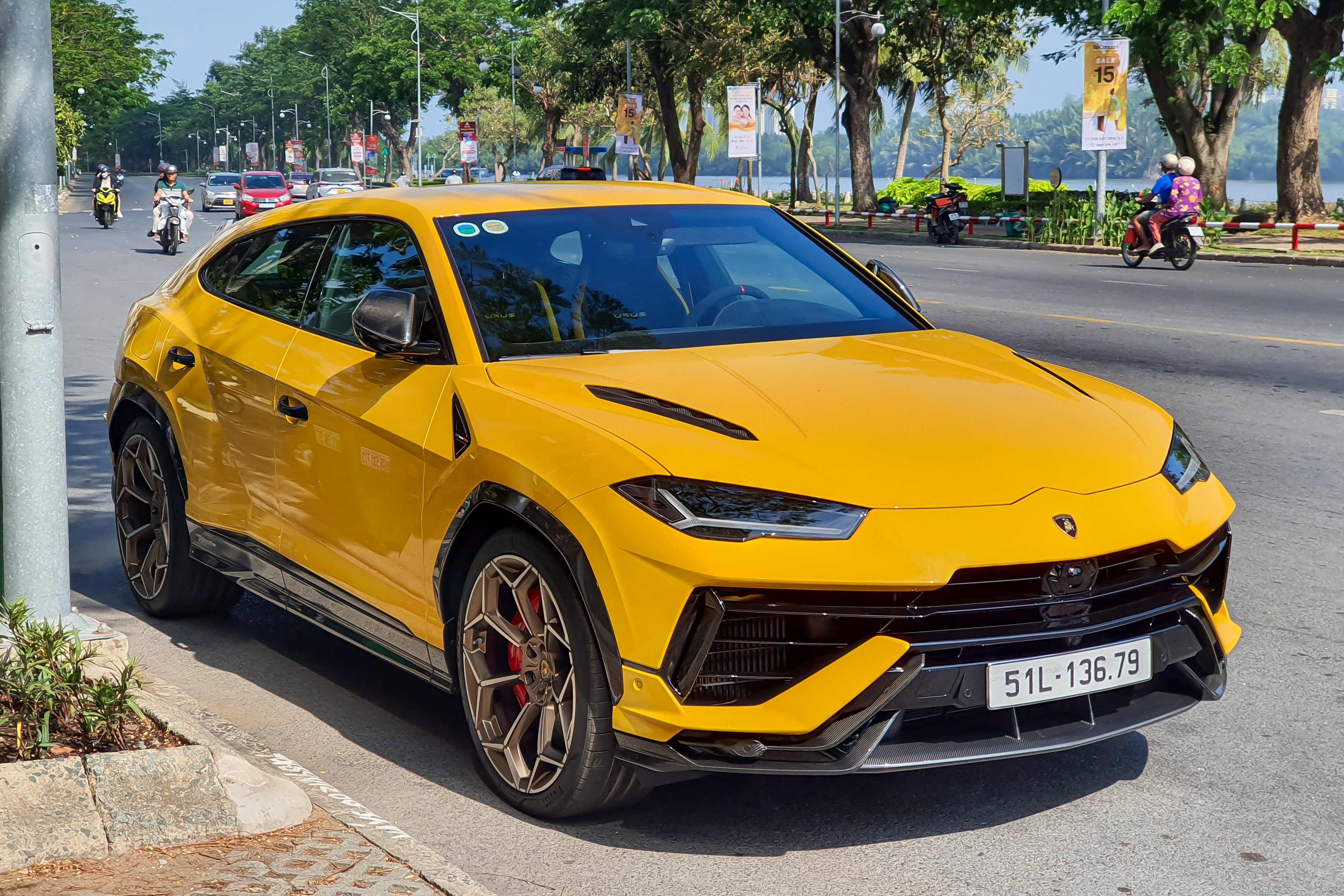 Sieu SUV Lamborghini Urus Performante mang bien so 'than tai' hinh anh