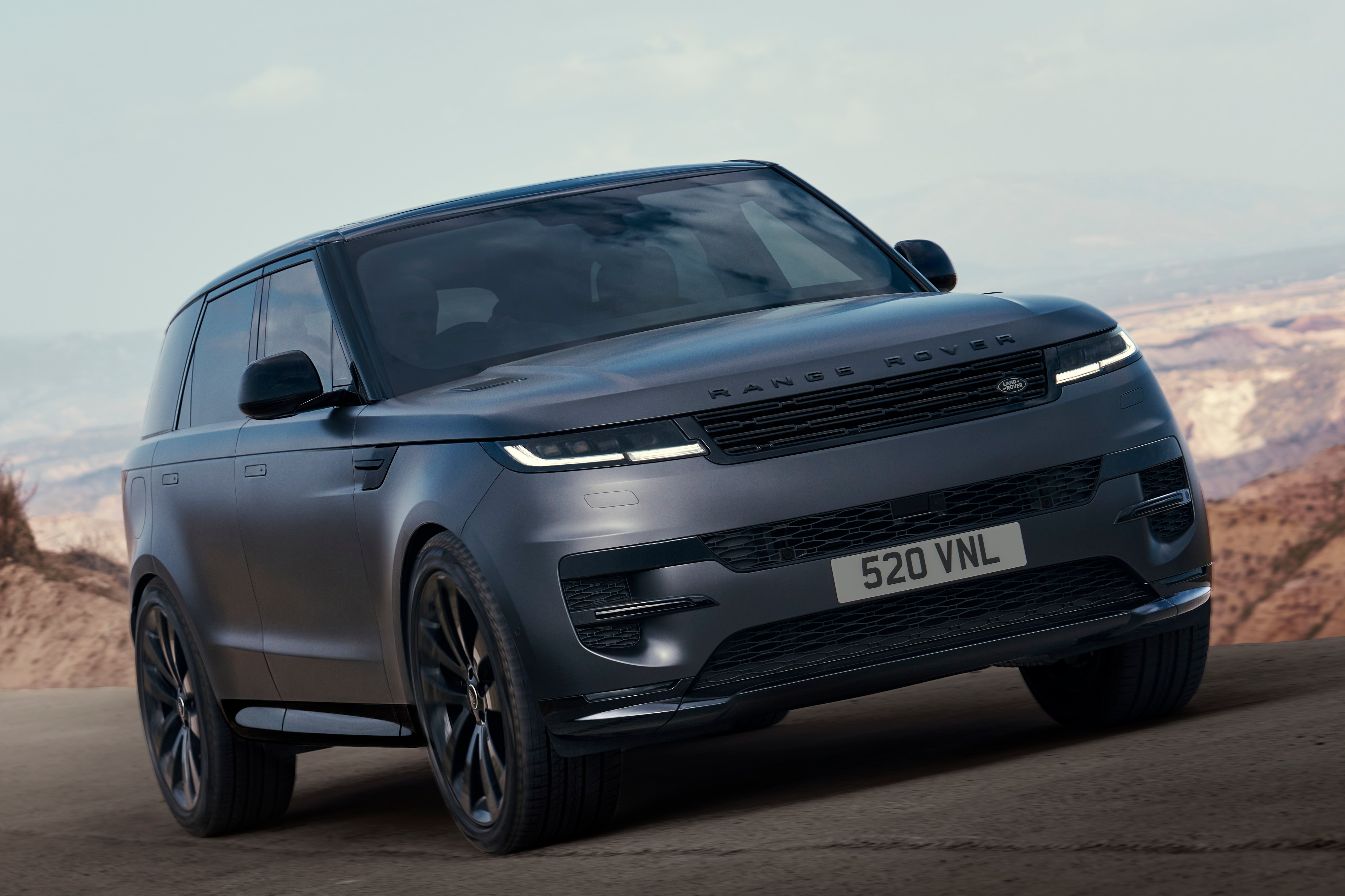 Range Rover Sport ham ho hon voi goi Stealth Pack hinh anh