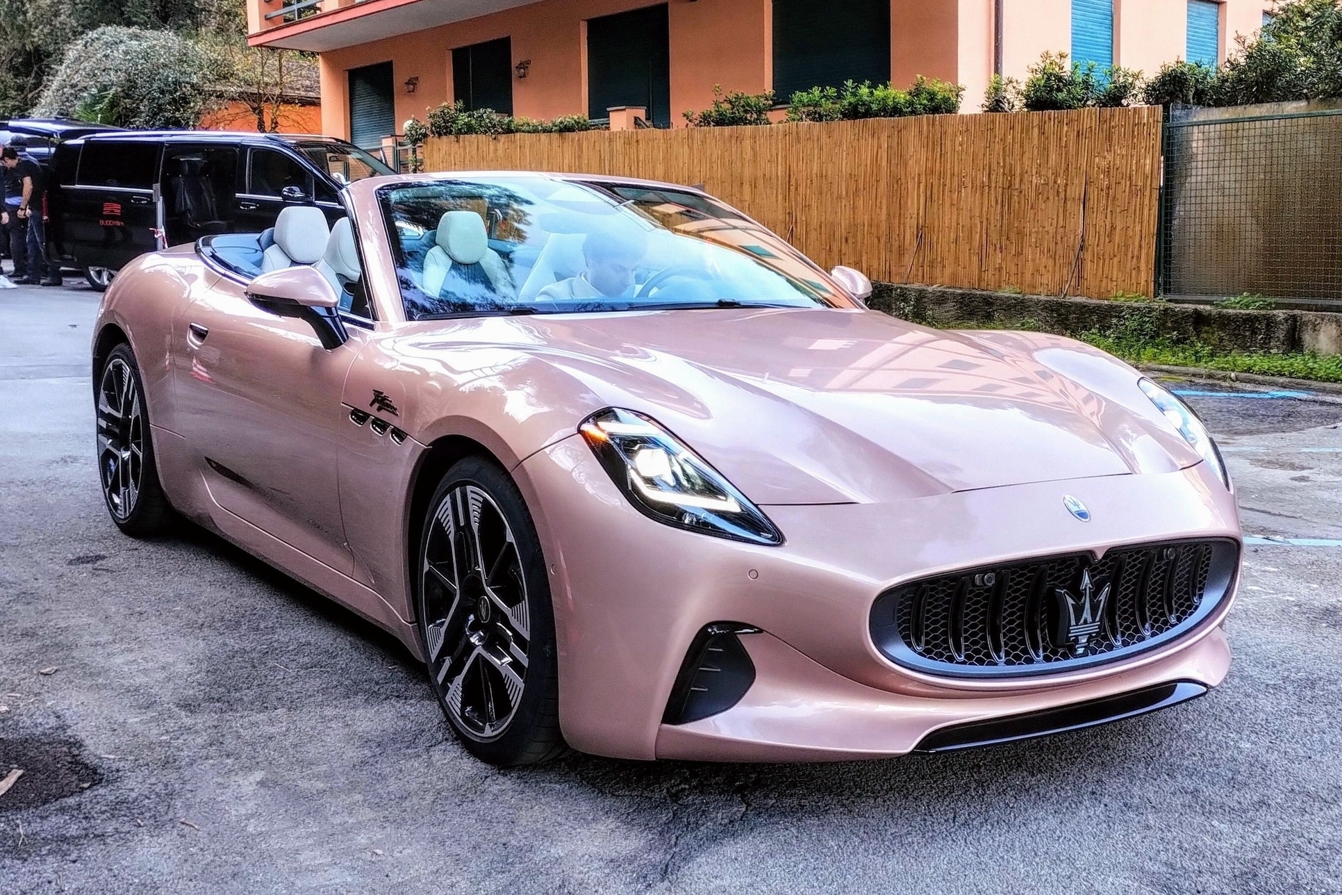 Chua ra mat, Maserati GranCabrio Folgore da lo dien tren duong pho hinh anh