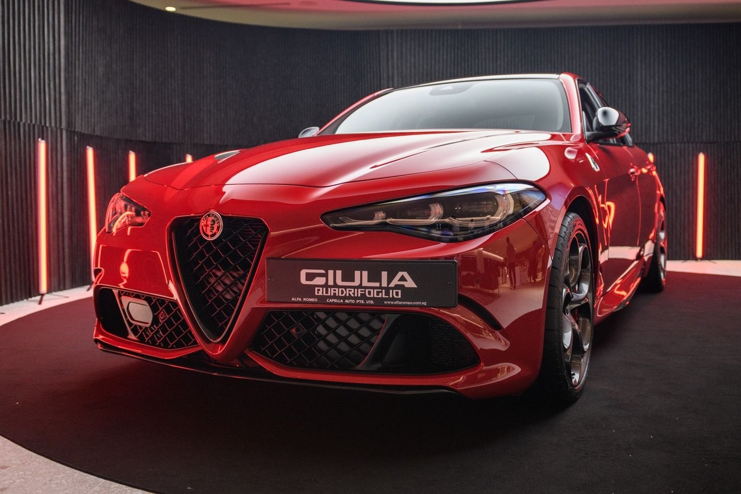 Sedan hieu nang cao Alfa Romeo Giulia Quadrifoglio tai Singapore hinh anh