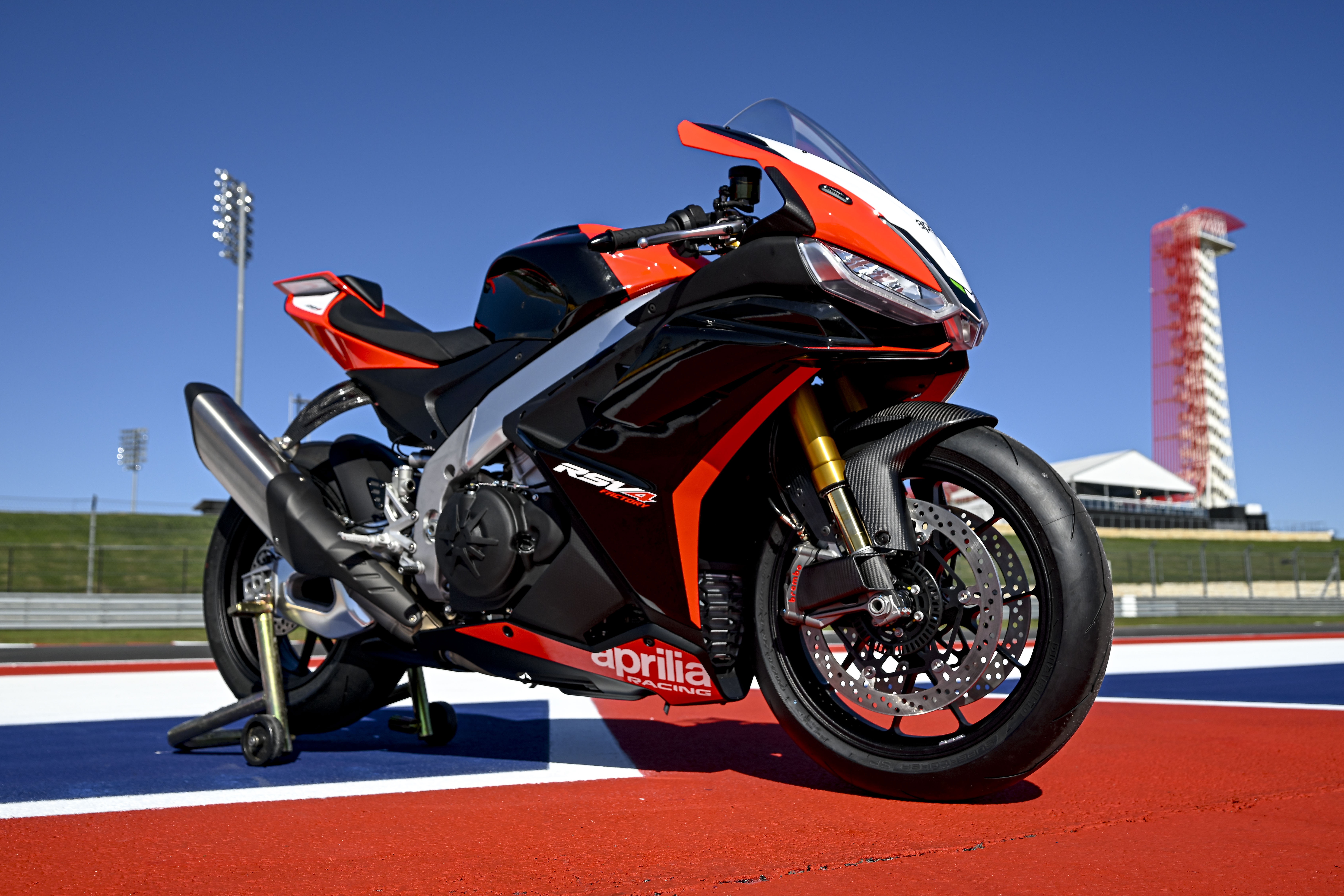 Aprilia RSV4 Factory SE-09 SBK mang phong cach xe dua WorldSBK hinh anh