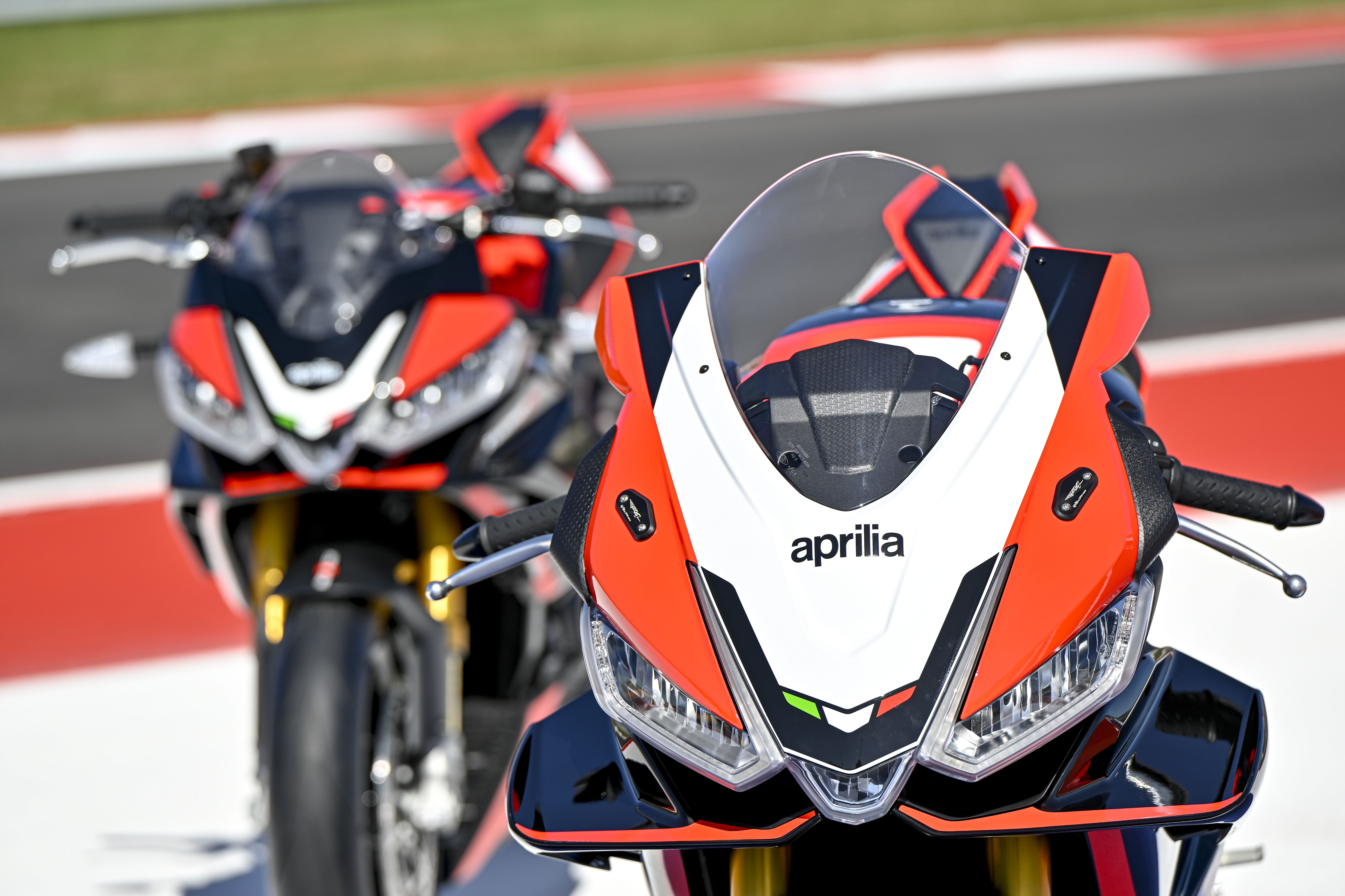 Aprilia,  RSV4 Factory,  SE-09 SBK,  Tuono V4 Factory,  sieu mo to,  superbike,  aprilia,  worldsbk,  sbk,  World Superbike Championship,  Max Biaggi anh 7
