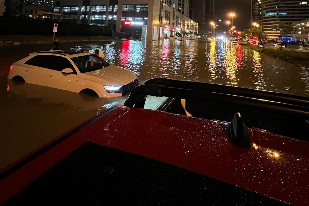 lu lut,  ngap lut,  dubai,  sieu xe,  sieu xe ngap lut,  lamborghini,  ferrari,  mclaren,  pagani,  dodge,  tesla,  bmw,  mercedes-benz,  range rover,  land rover,  jeep,  porsche anh 20