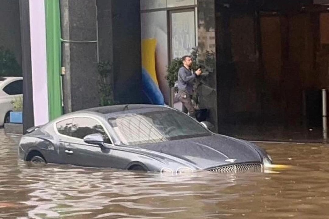 lu lut,  ngap lut,  dubai,  sieu xe,  sieu xe ngap lut,  lamborghini,  ferrari,  mclaren,  pagani,  dodge,  tesla,  bmw,  mercedes-benz,  range rover,  land rover,  jeep,  porsche anh 9