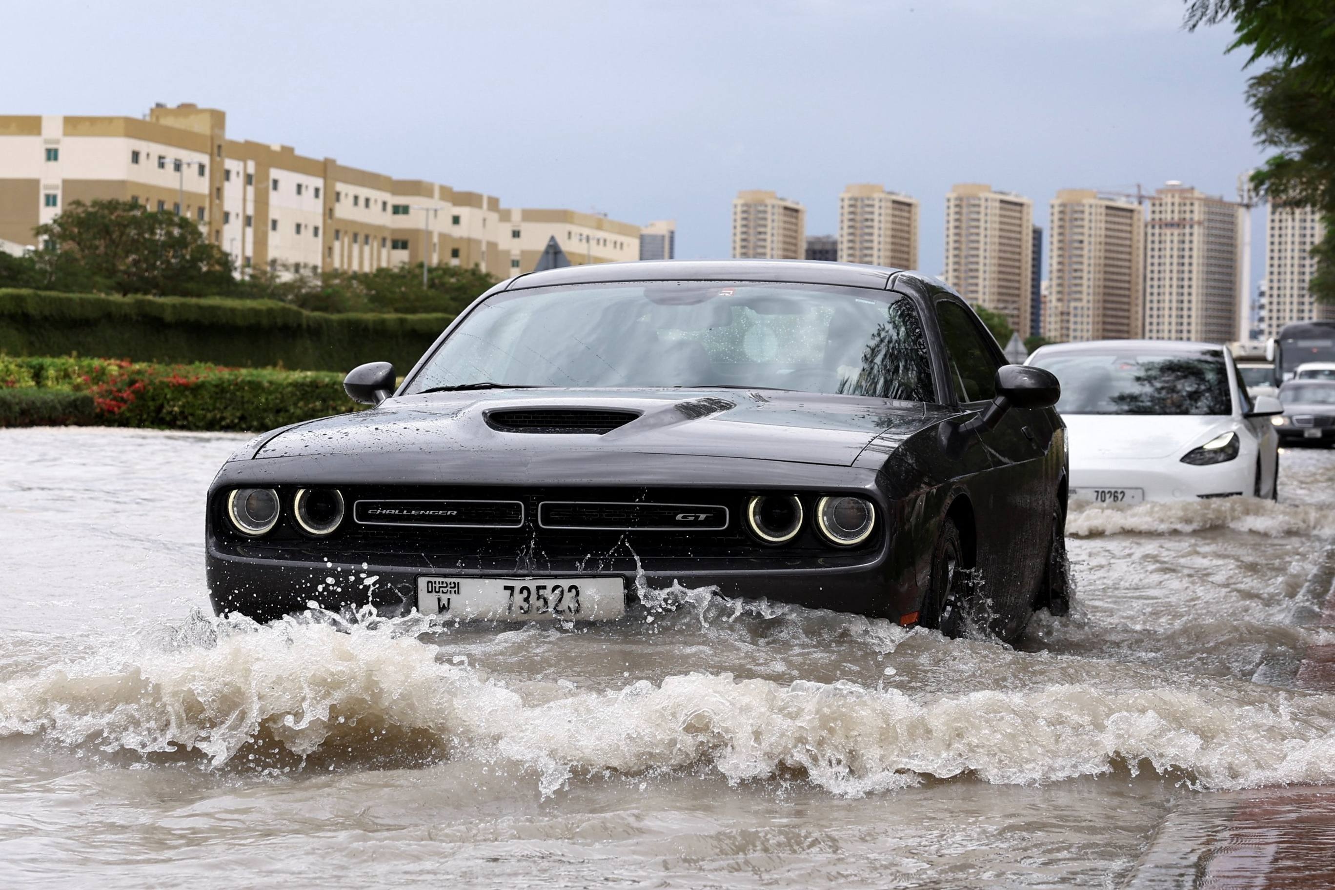 Loat sieu xe va xe sang chim trong bien nuoc tai Dubai hinh anh