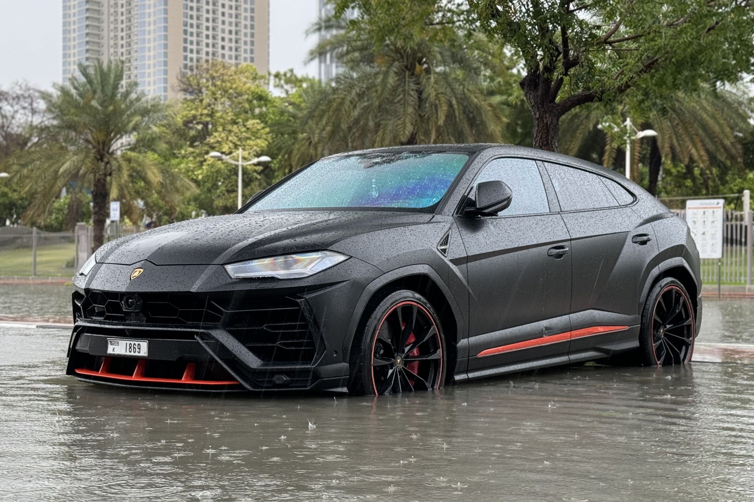 Lamborghini Urus Graphite Capsule ngap trong lut tai Dubai hinh anh