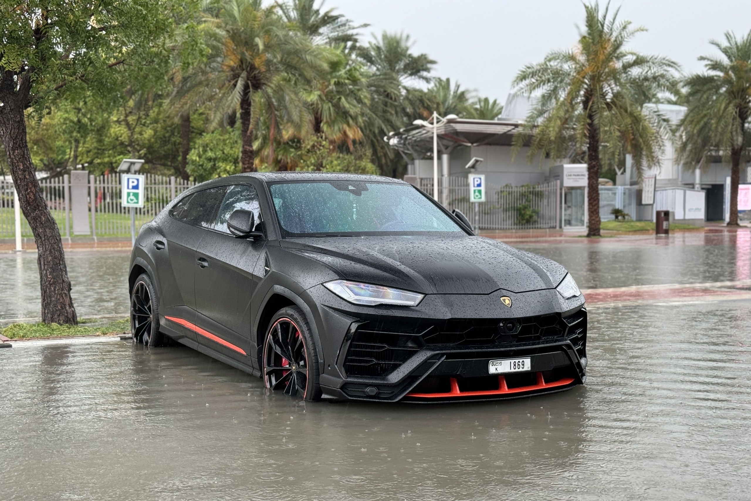 dubai,  lu lut,  lut,  sieu xe,  lamborghini,  urus,  lamborghini urus,  Graphite Capsule,  urus Graphite Capsule anh 1