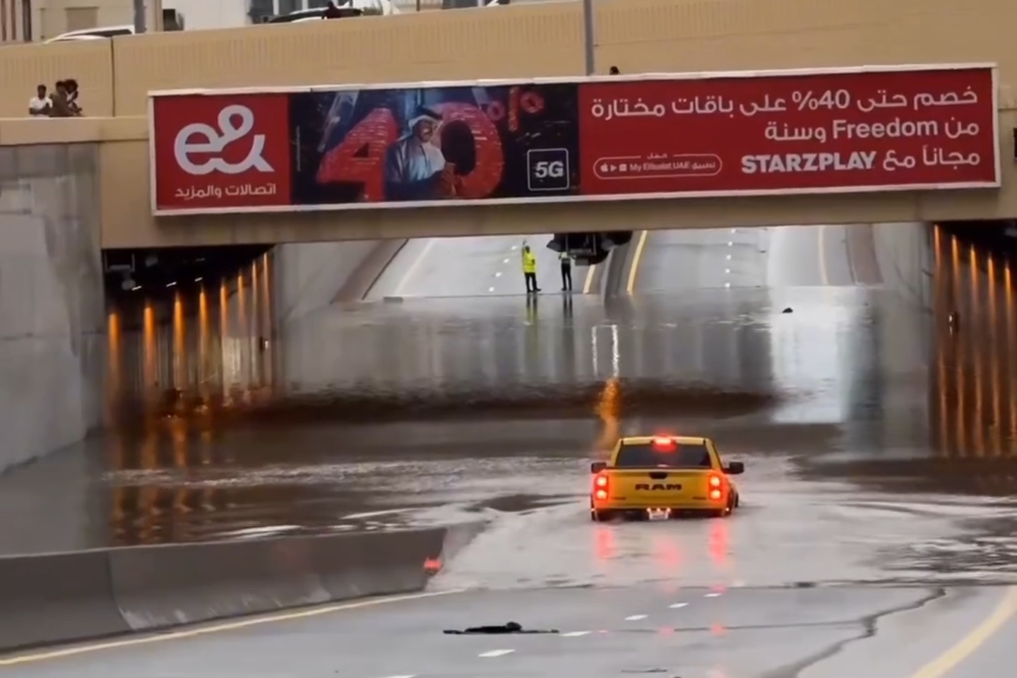 lu lut,  ngap lut,  dubai,  sieu xe,  sieu xe ngap lut,  lamborghini,  ferrari,  mclaren,  pagani,  dodge,  tesla,  bmw,  mercedes-benz,  range rover,  land rover,  jeep,  porsche anh 22