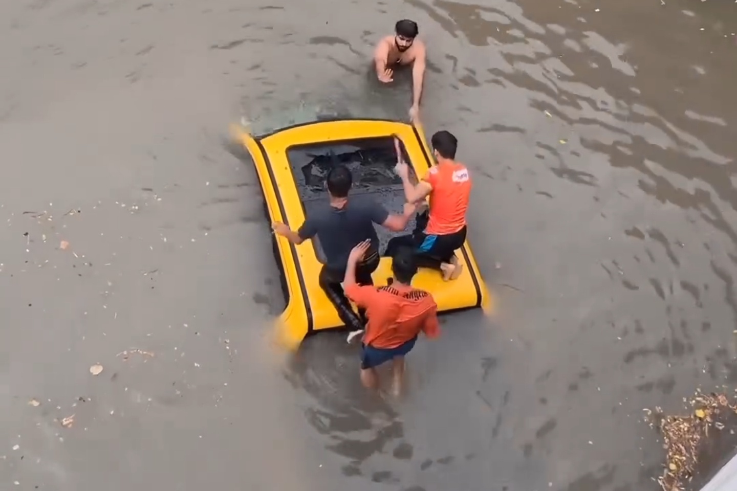 lu lut,  ngap lut,  dubai,  sieu xe,  sieu xe ngap lut,  lamborghini,  ferrari,  mclaren,  pagani,  dodge,  tesla,  bmw,  mercedes-benz,  range rover,  land rover,  jeep,  porsche anh 23