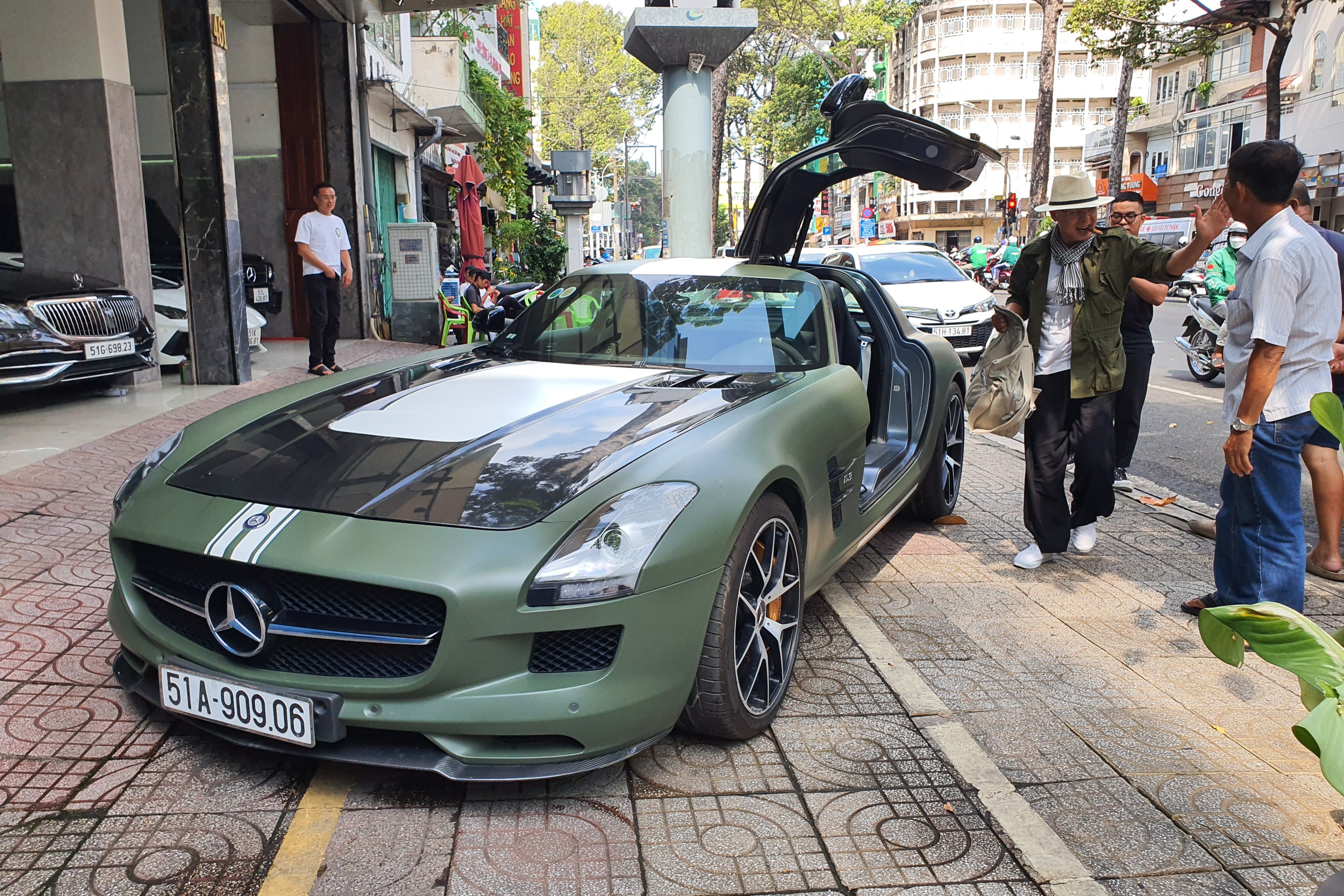 Hai mau xe the thao hang hiem tiep tuc ve tay ong Dang Le Nguyen Vu hinh anh