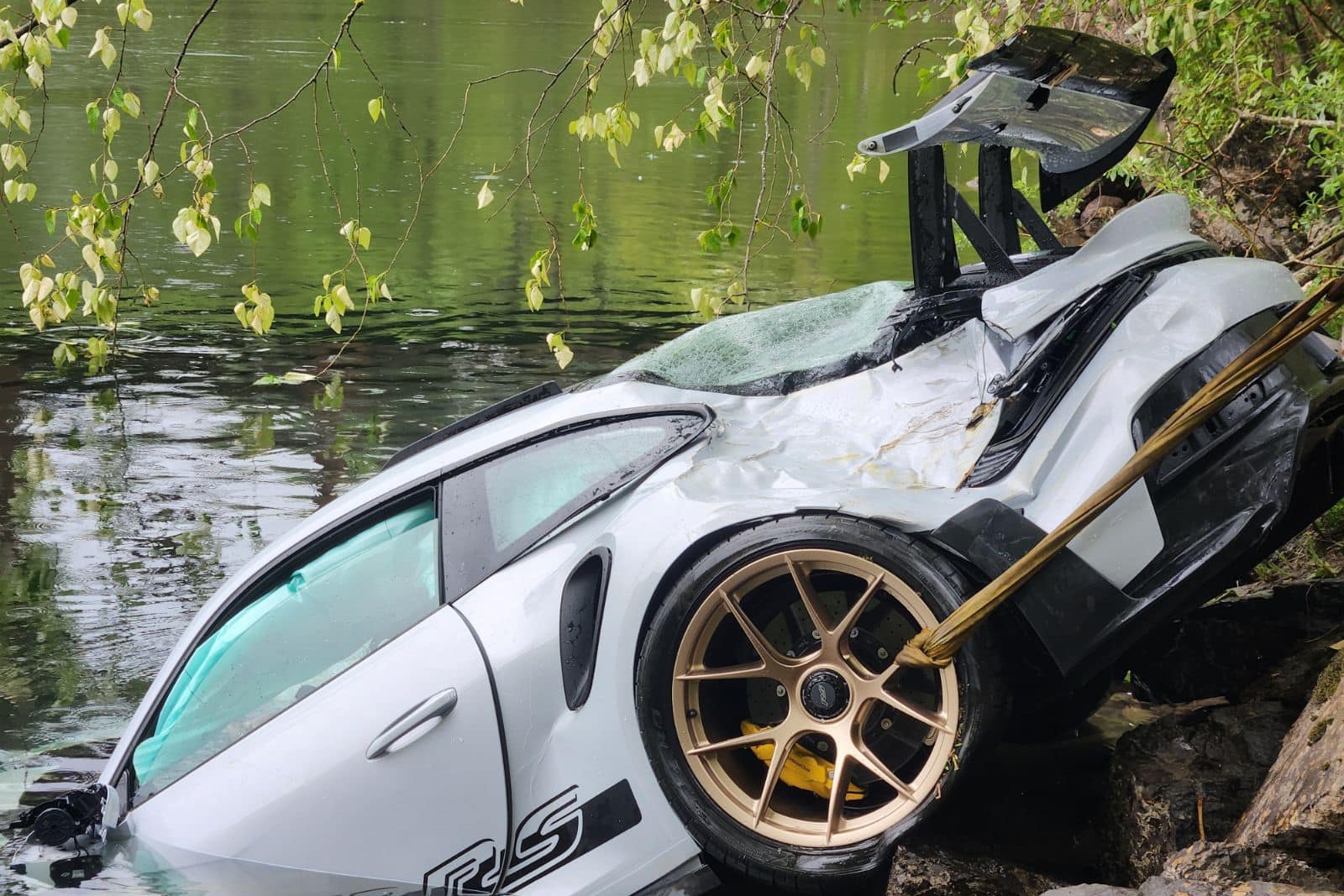 Moi duoc ban giao, Porsche 911 GT3 RS moi tinh chim nghim duoi song hinh anh