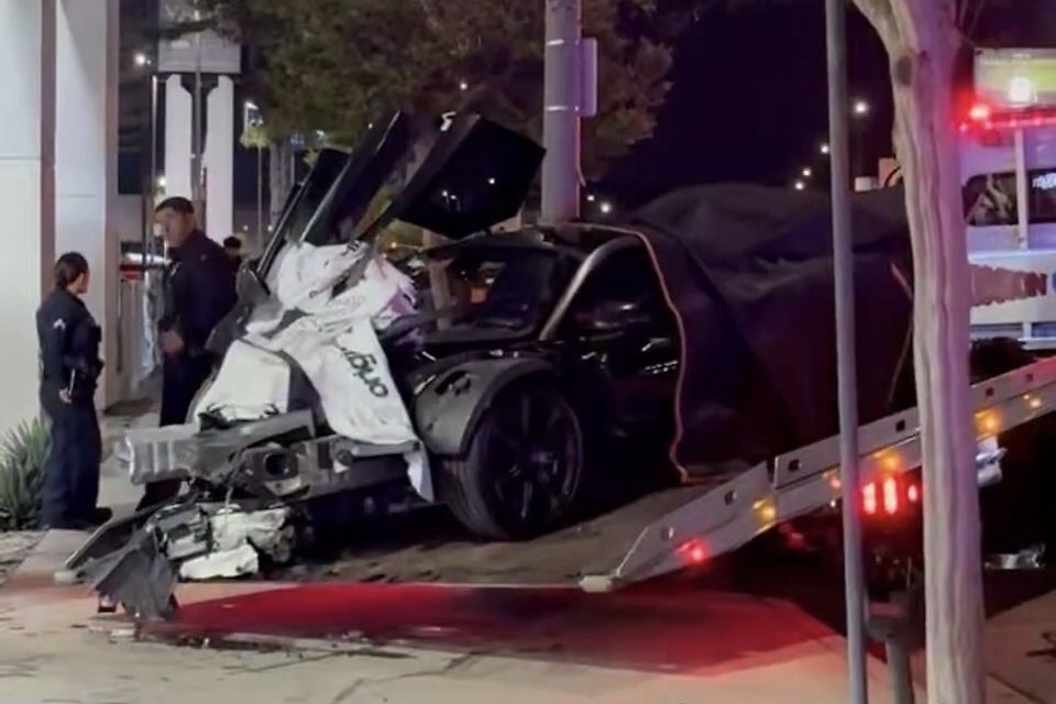 'Dot lop' giua duong, Youtuber pha nat sieu xe McLaren Senna hinh anh