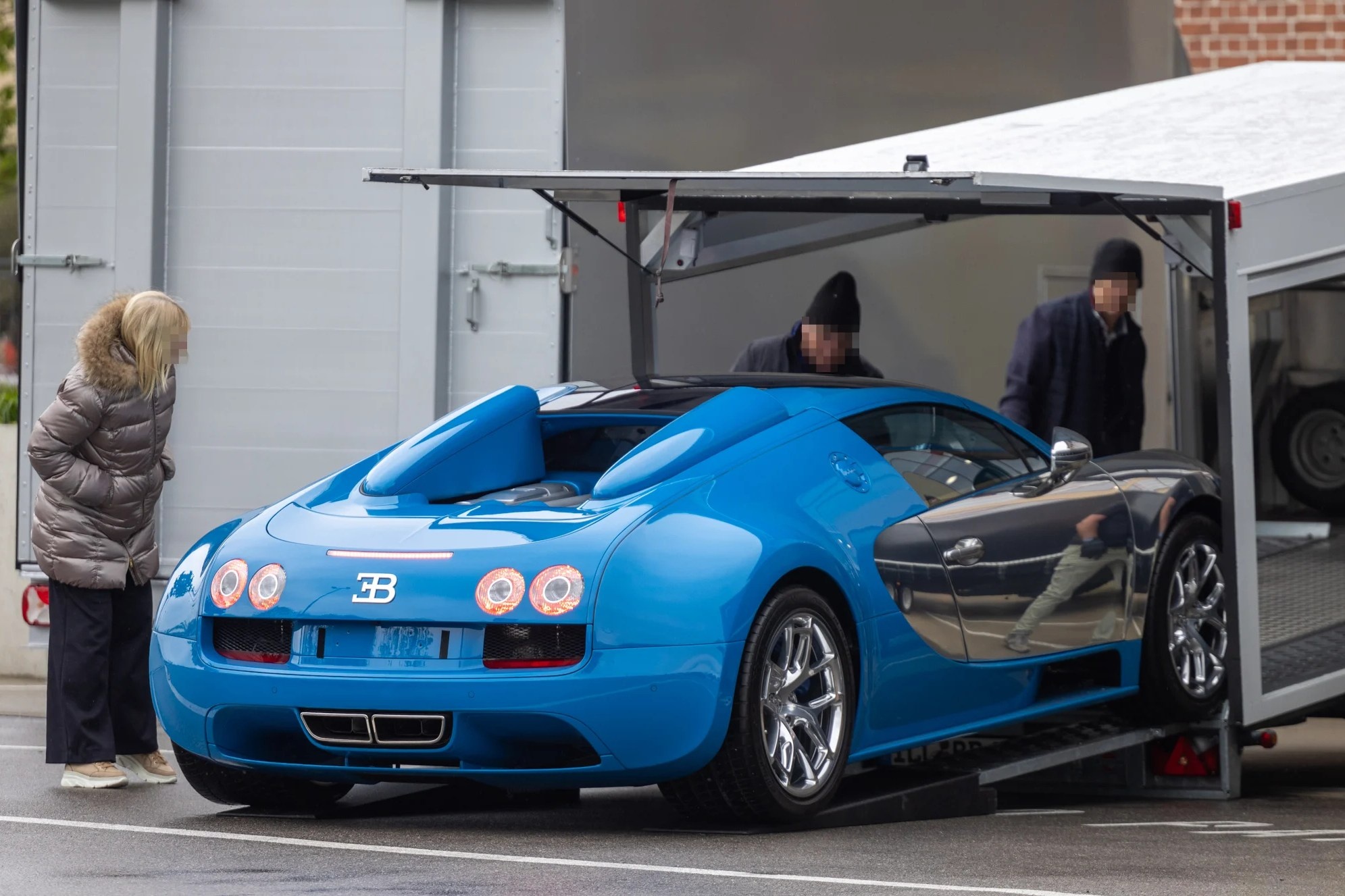 Canh sat Duc tich thu 4 chiec Bugatti Veyron hang hiem hinh anh