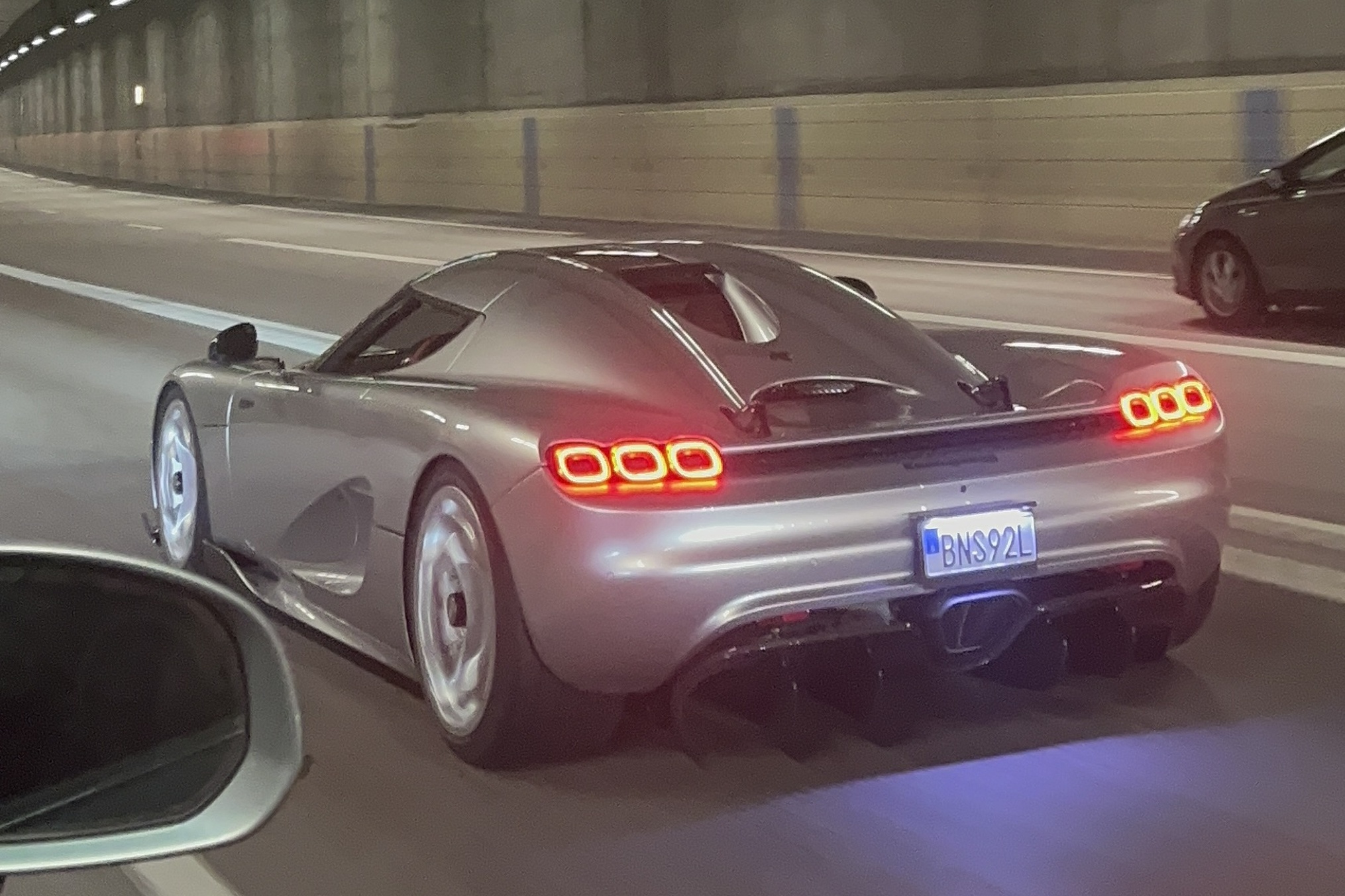 Khong can xe van chuyen, Koenigsegg CC850 tu chay 1.200 km du su kien hinh anh