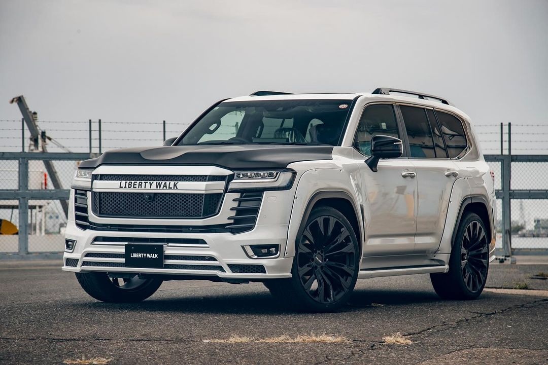 Toyota Land Cruiser 300 ham ho voi goi do than rong tu Liberty Walk hinh anh