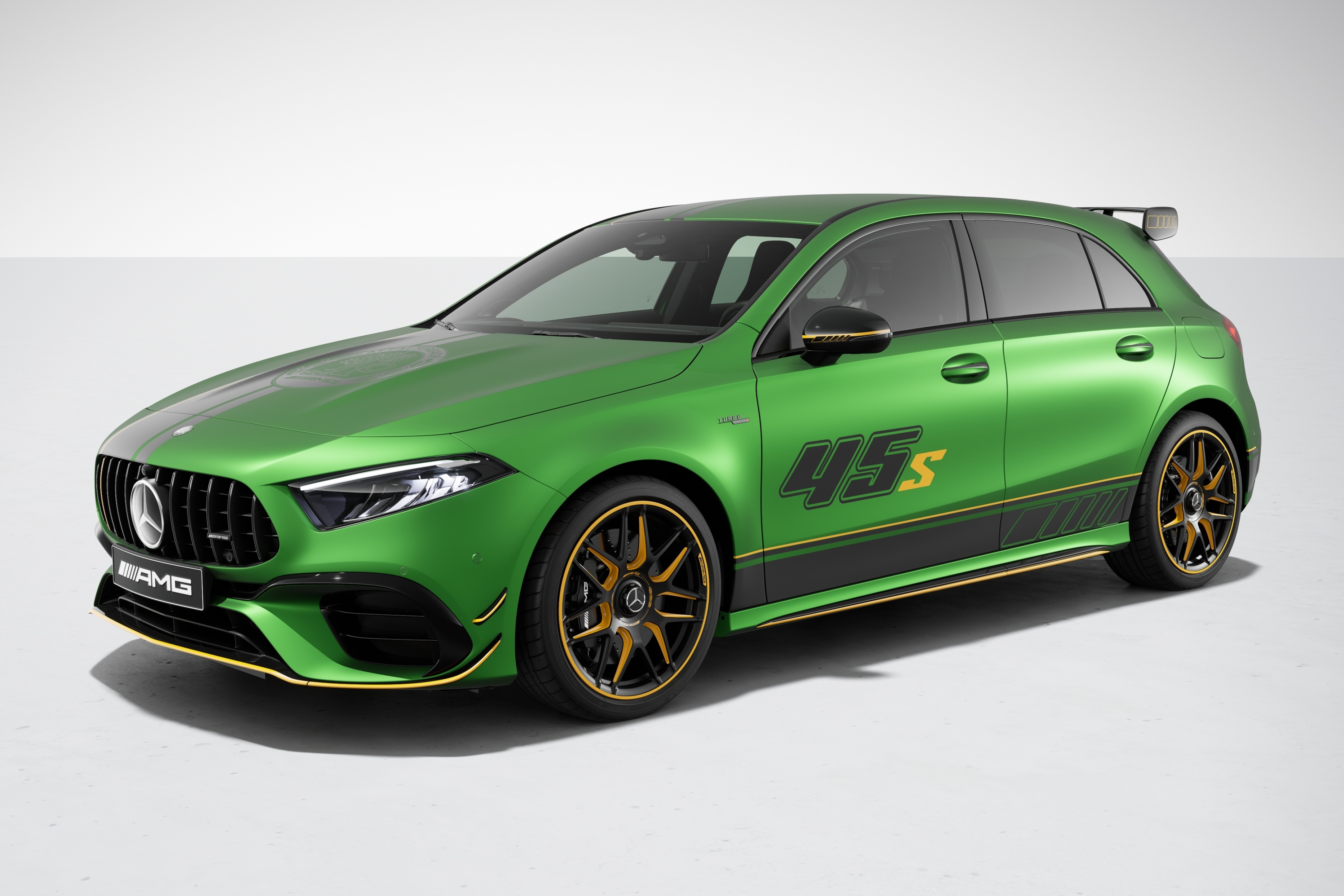 Can canh Mercedes-AMG A 45 S 4MATIC+ phien ban gioi han hinh anh