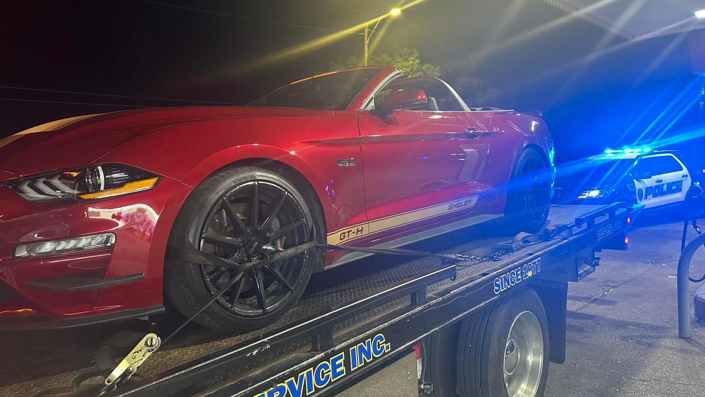 canh sat,  canh sat my,  dua xe,  tich thu,  dodge,  challenger,  charger,  ford,  mustang,  chevrolet,  camaro anh 11