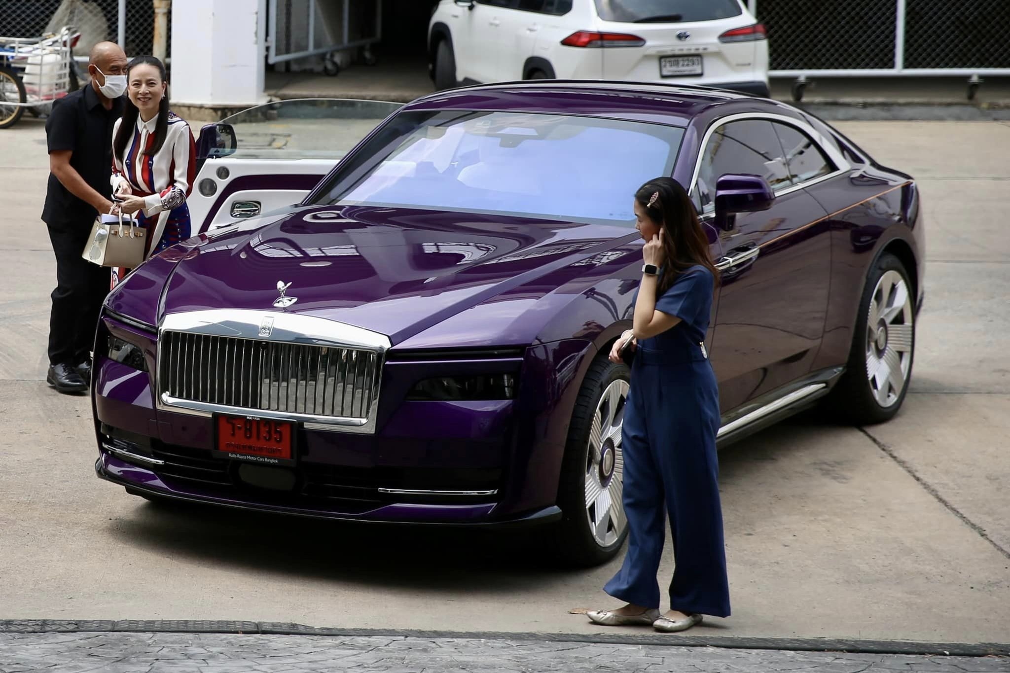 Madam Pang tu tay cam lai Rolls-Royce Spectre hinh anh
