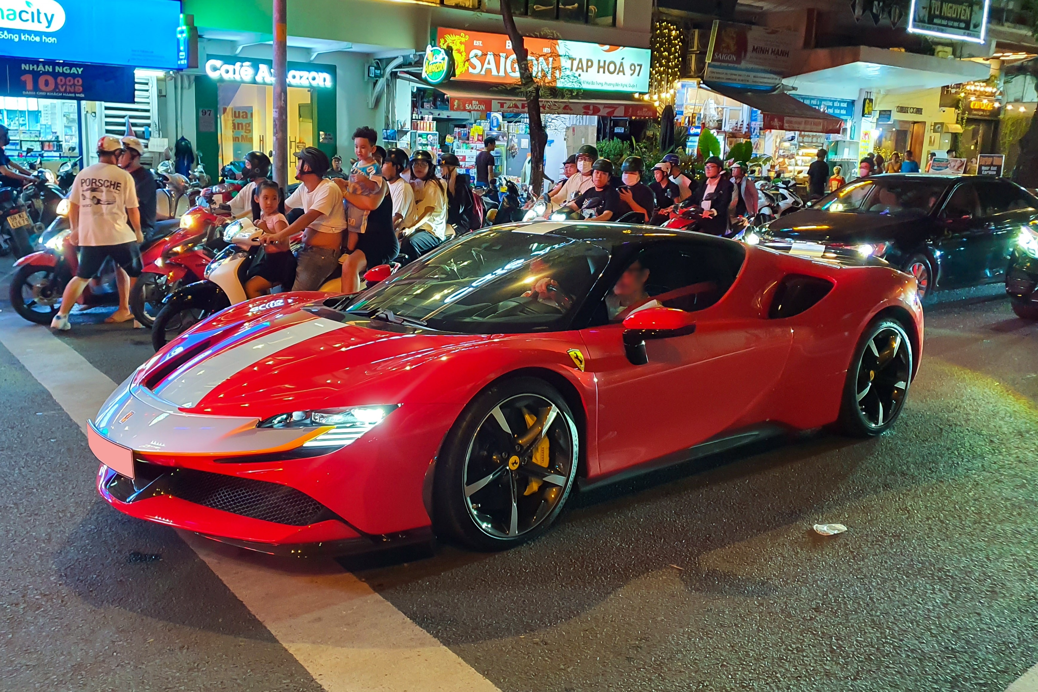Ferrari SF90 Stradale Assetto Fiorano dau tien ra bien so tai Viet Nam hinh anh