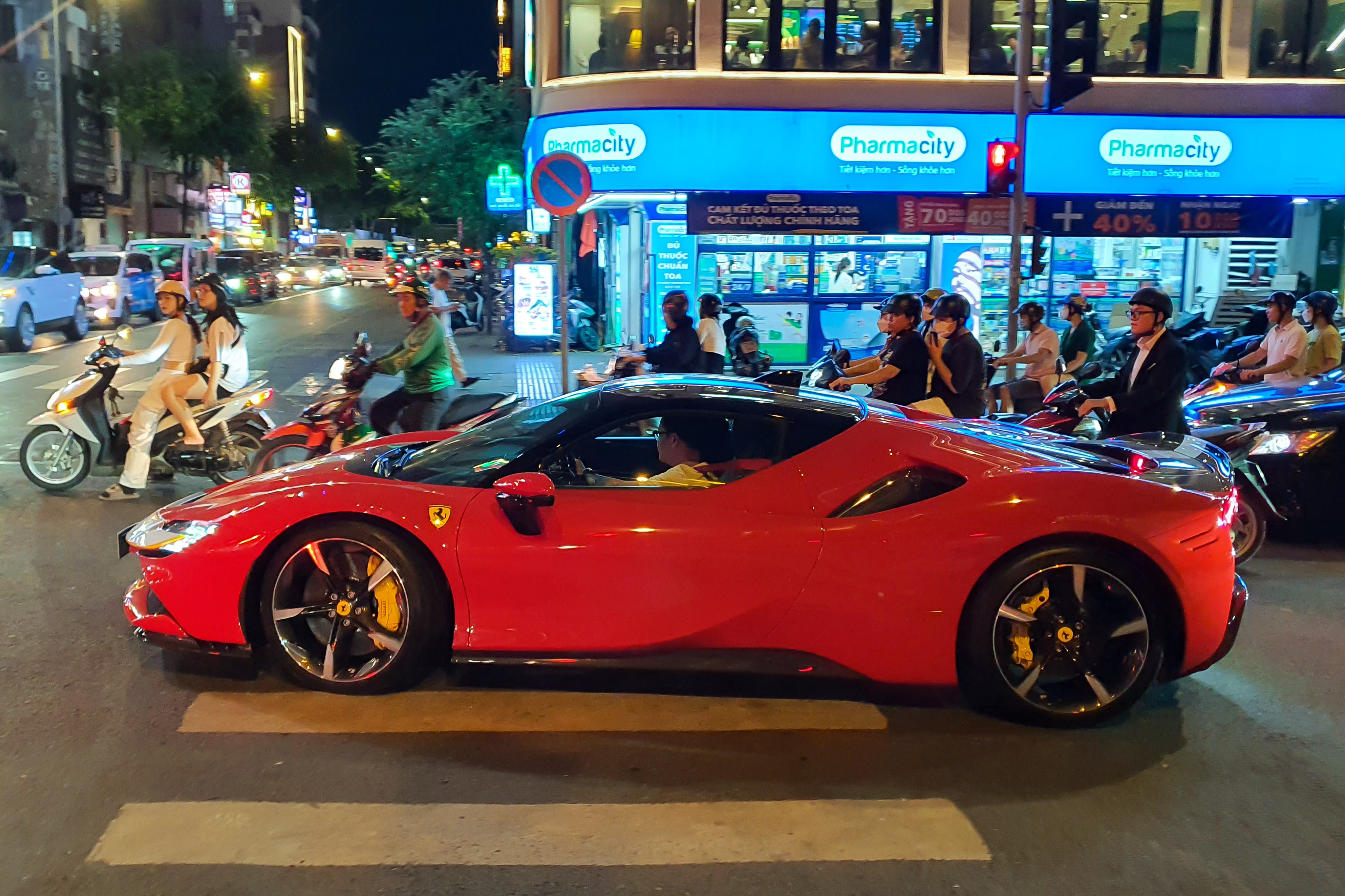 ferrari,  sf90,  sf90 stradale,  sf90 spider,  assetto fiorano,  sf90 assetto fiorano,  viet nam,  bien so anh 11