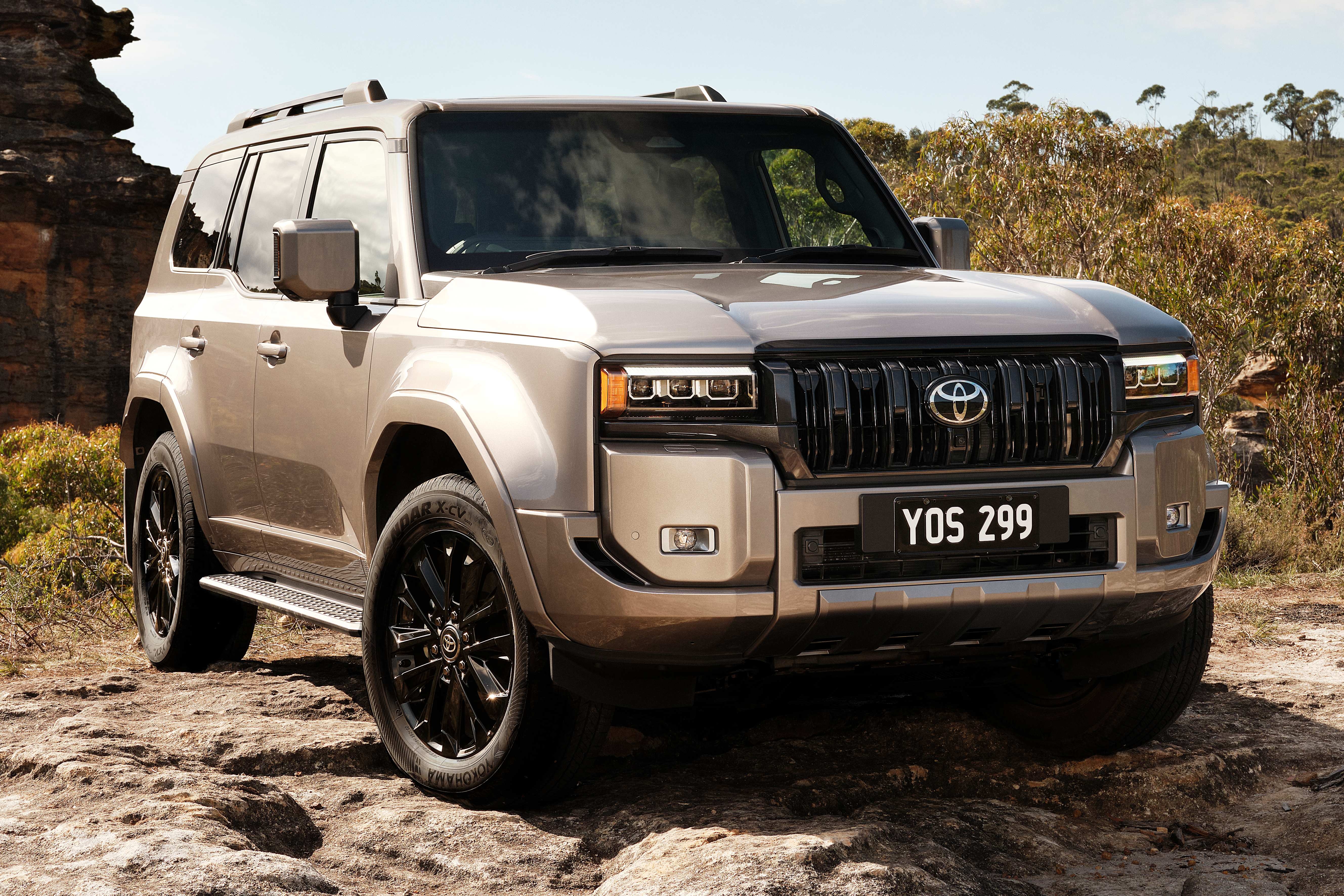 Toyota Land Cruiser Prado ban cao cap Kakadu co gia hon 66.000 USD hinh anh