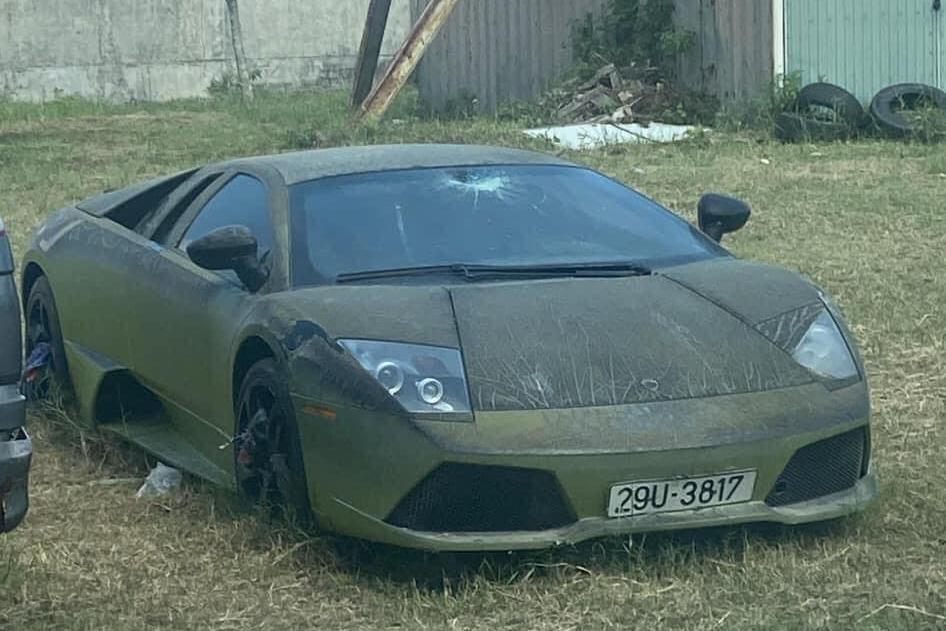 Sieu xe Lamborghini Murcielago phoi nang dam mua tai Quang Binh hinh anh