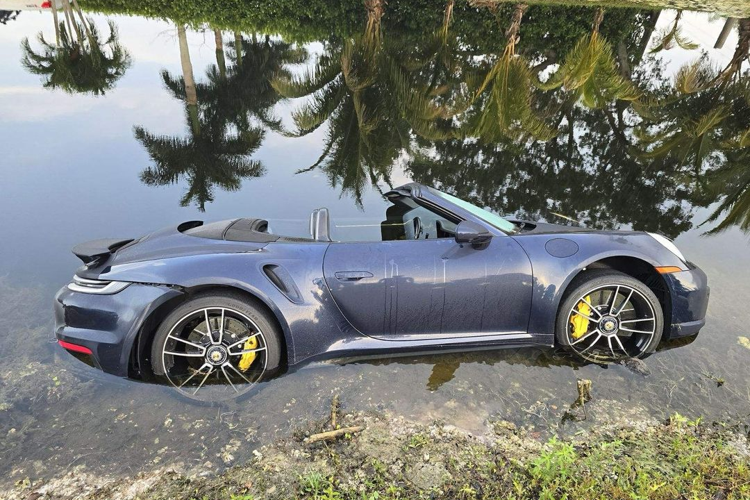 Chiec Porsche 911 gap nan ngam minh trong nuoc hinh anh