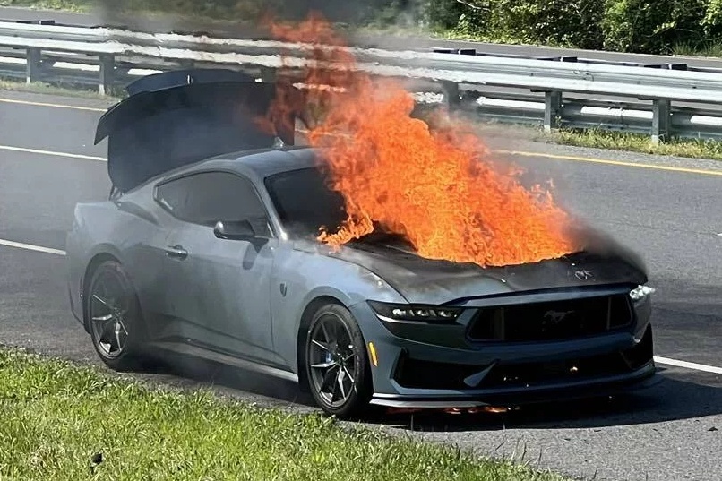 Ford Mustang chay do loi ky thuat, khach duoc den xe moi hinh anh