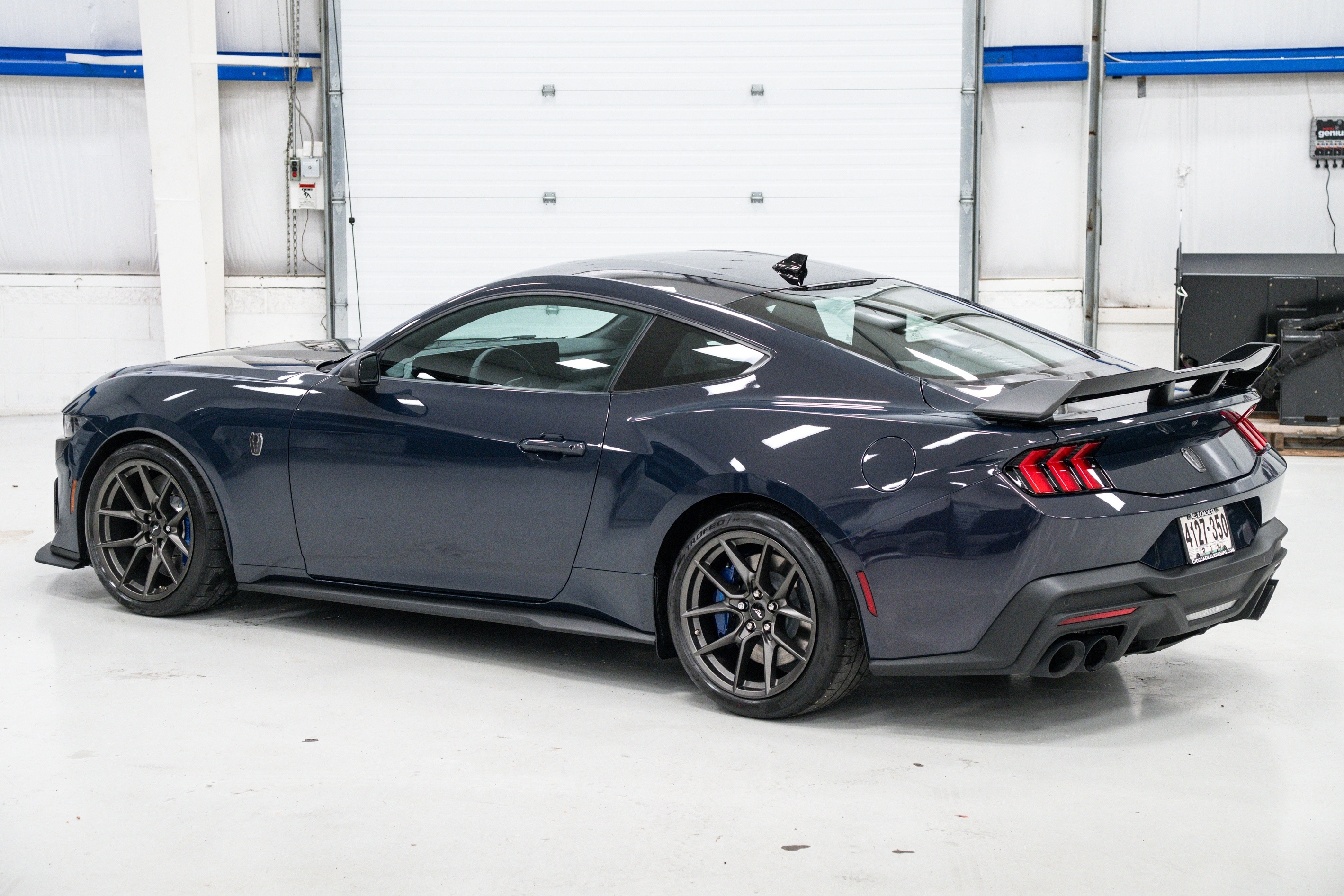 ford,  mustang,  mustang gt,  mustang dark horse,  dark horse,  xe co bap,  chay,  hoa hoan,  trieu hoi,  boi thuong anh 2