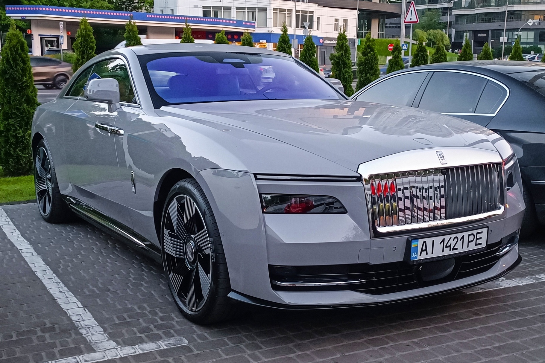 Lo dien chiec Rolls-Royce Spectre dau tien tai Ukraine hinh anh