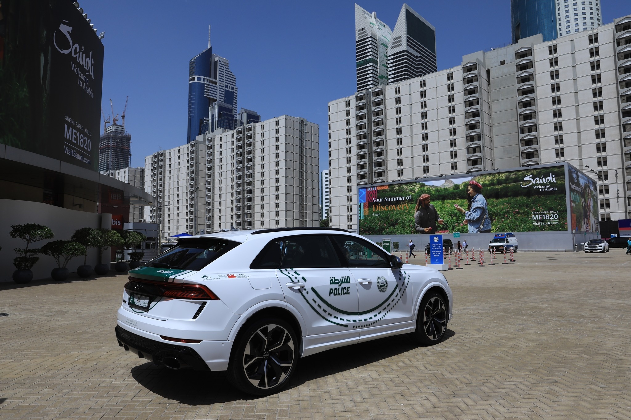 canh sat, dubai,  canh sat dubai,  tesla,  cybertruck,  tesla cybertruck,  elon musk,  audi,  rs q8,  alfa romeo,  Stelvio,  Giulia,  Quadrifoglio anh 6