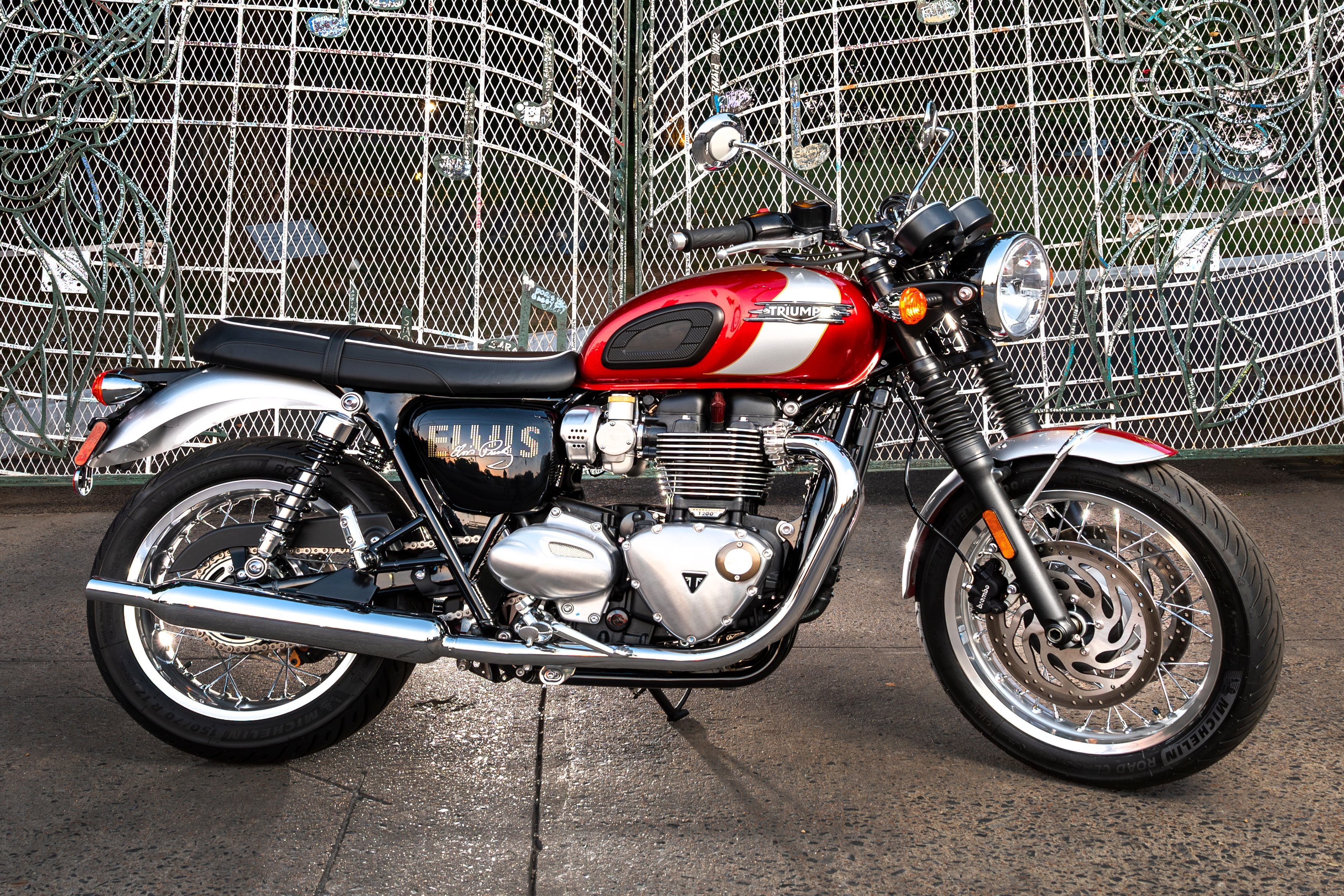 Triumph Bonneville T120 phien ban tri an ca si Elvis Presley hinh anh