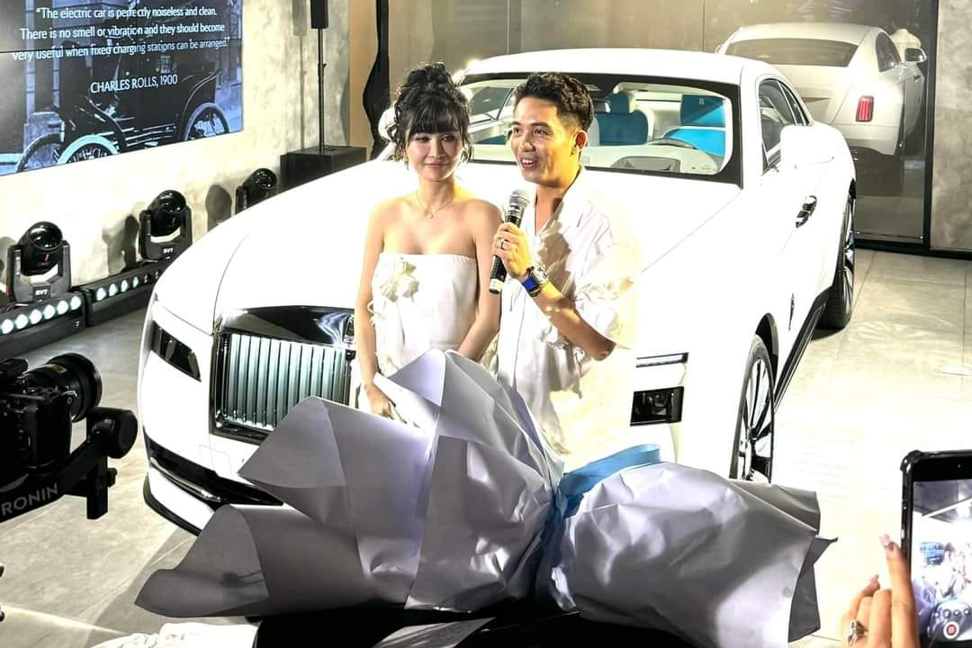 Minh Nhua mua Rolls-Royce Spectre dau tien tai Viet Nam hinh anh
