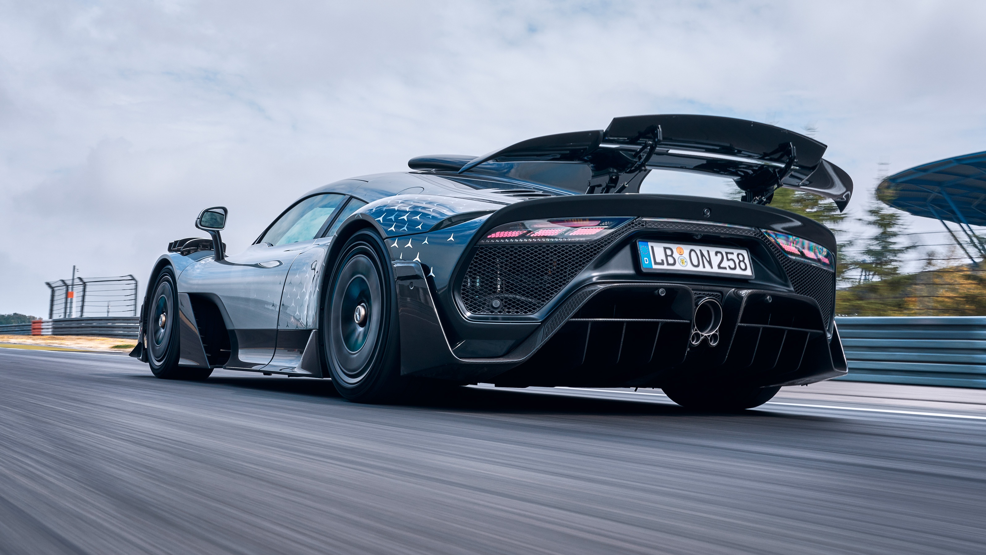 Hypercar Mercedes-AMG One đã có mặt tại Đông Nam Á