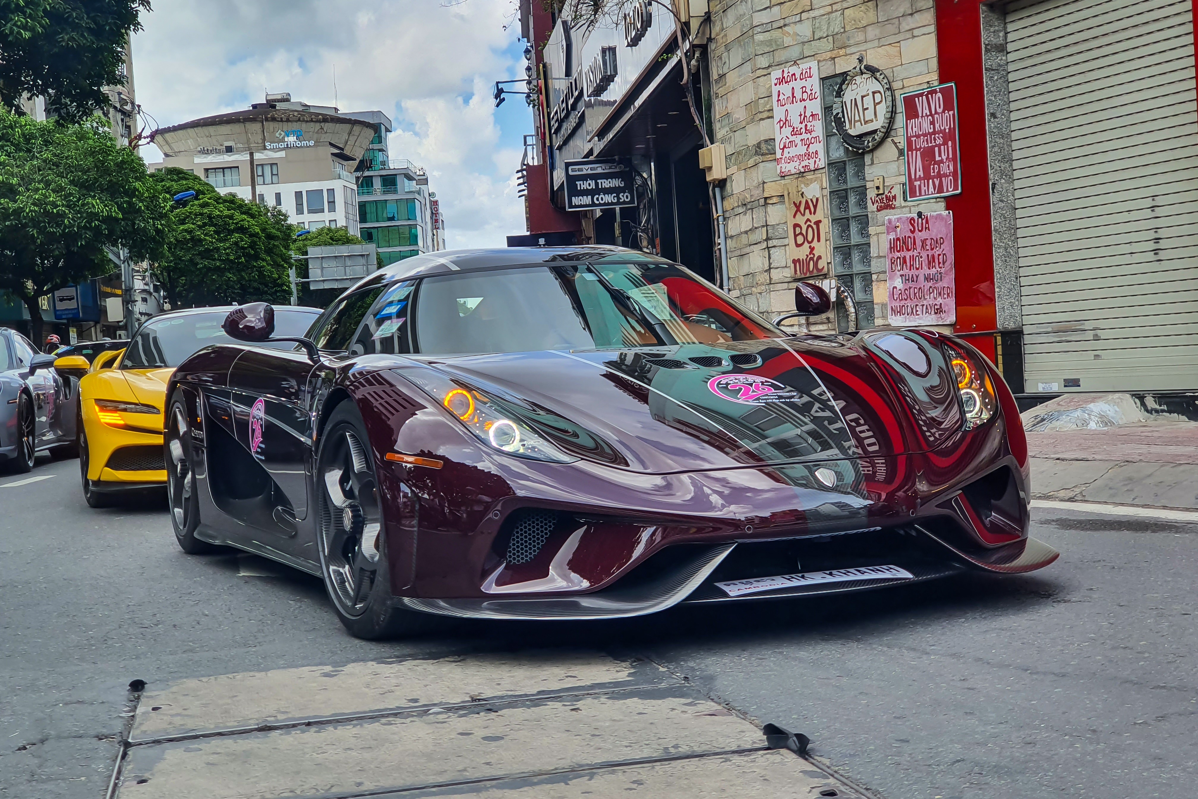 Chiec Koenigsegg Regera doc nhat Viet Nam tai xuat tren duong pho hinh anh