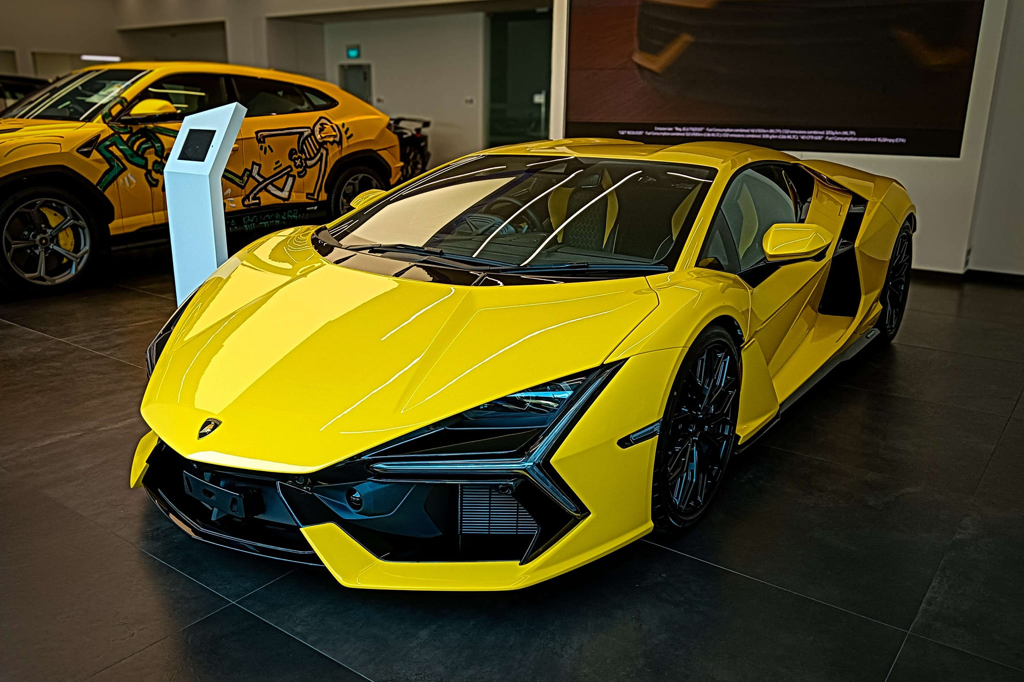 Loat sieu xe Lamborghini Revuelto co mat tai Singapore hinh anh