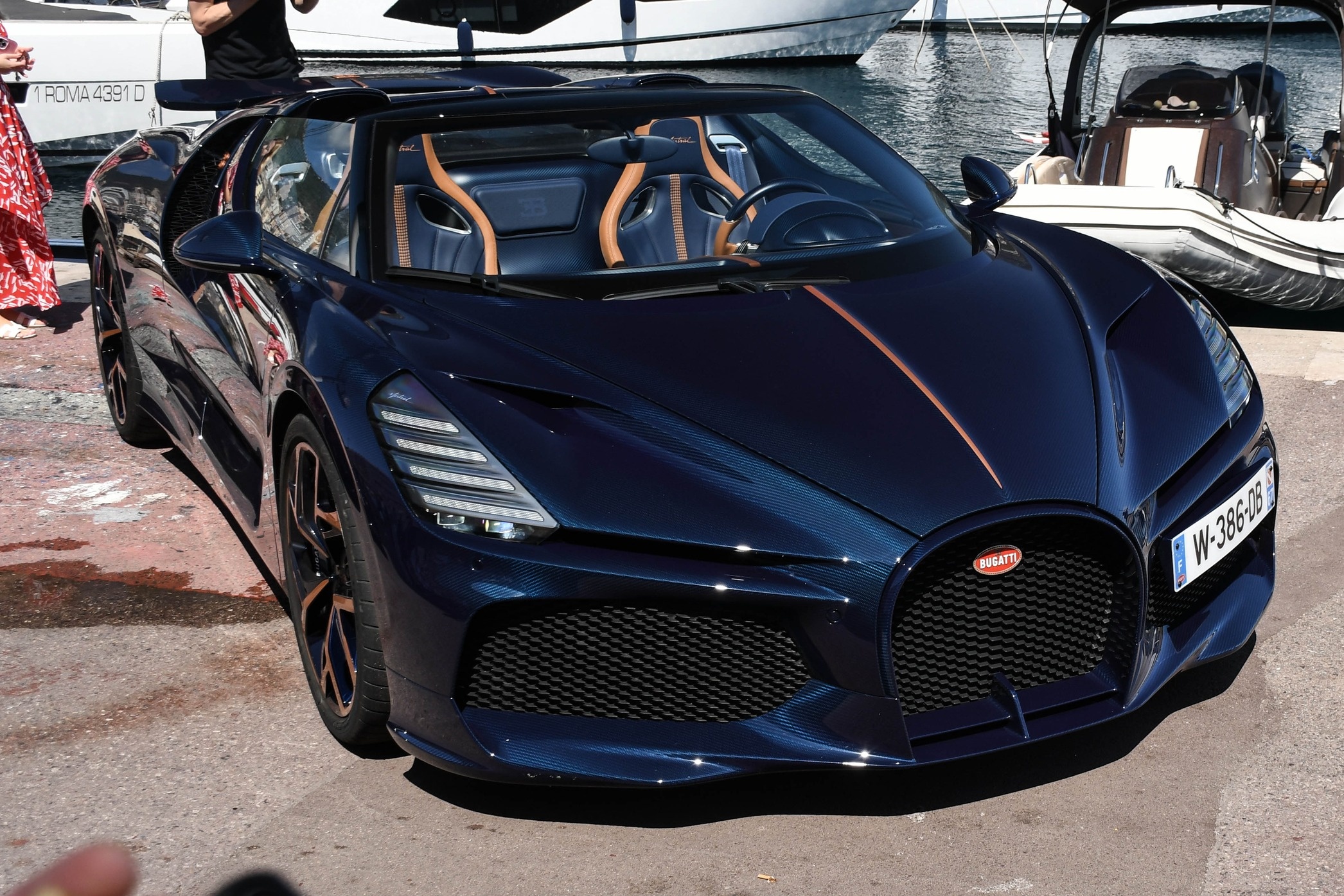 Sieu xe Bugatti W16 Mistral xuat hien tai Monaco hinh anh